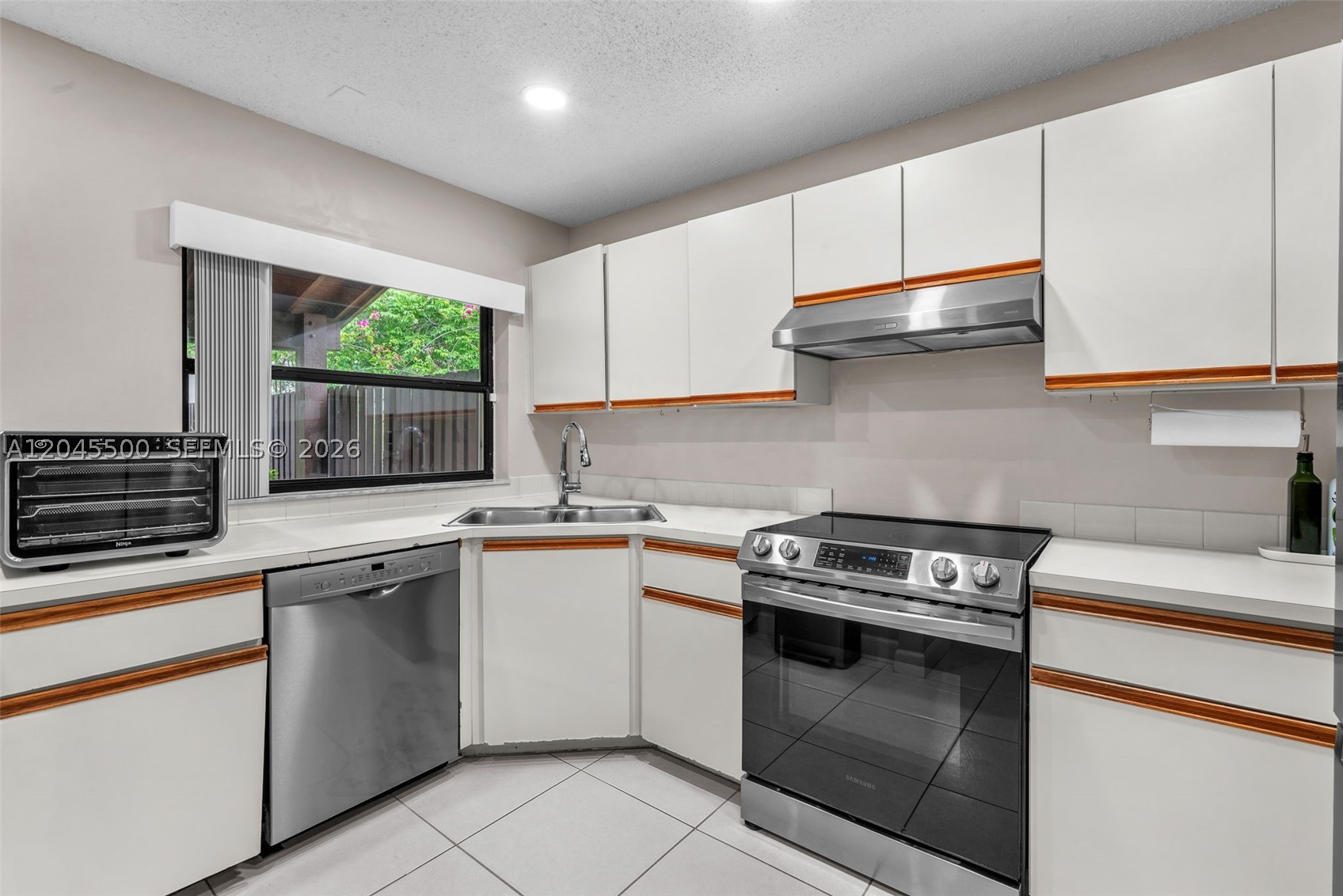 VALENCIA TOWNHOMES - Residential