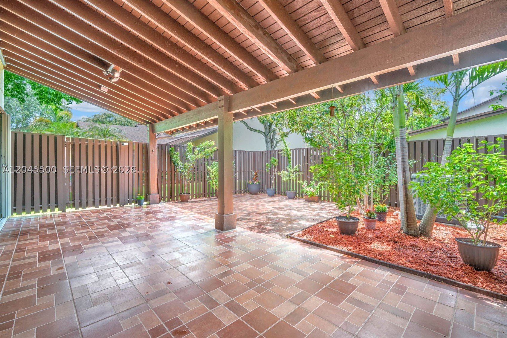VALENCIA TOWNHOMES - Residential