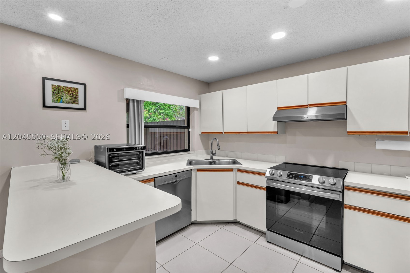 VALENCIA TOWNHOMES - Residential