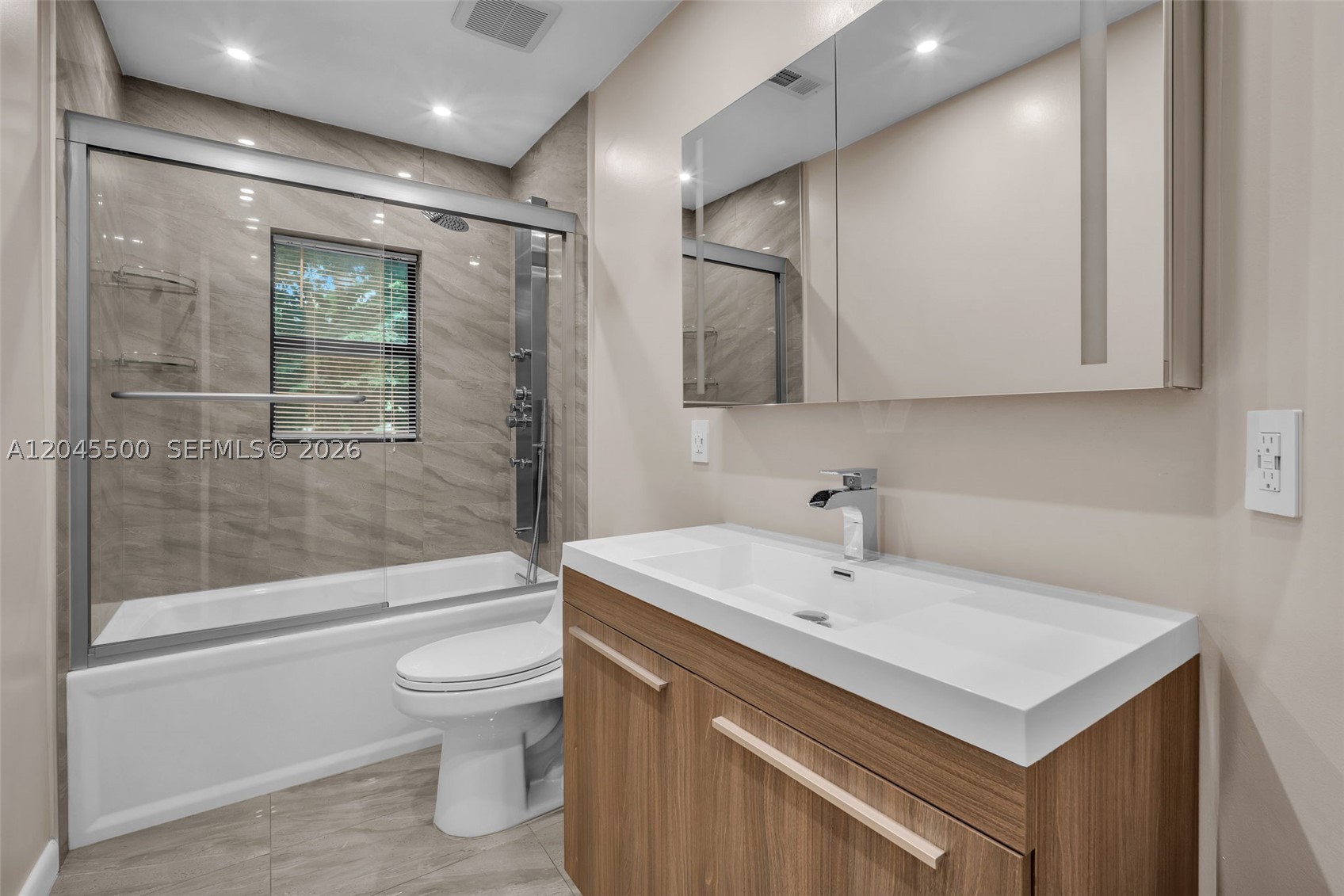 VALENCIA TOWNHOMES - Residential