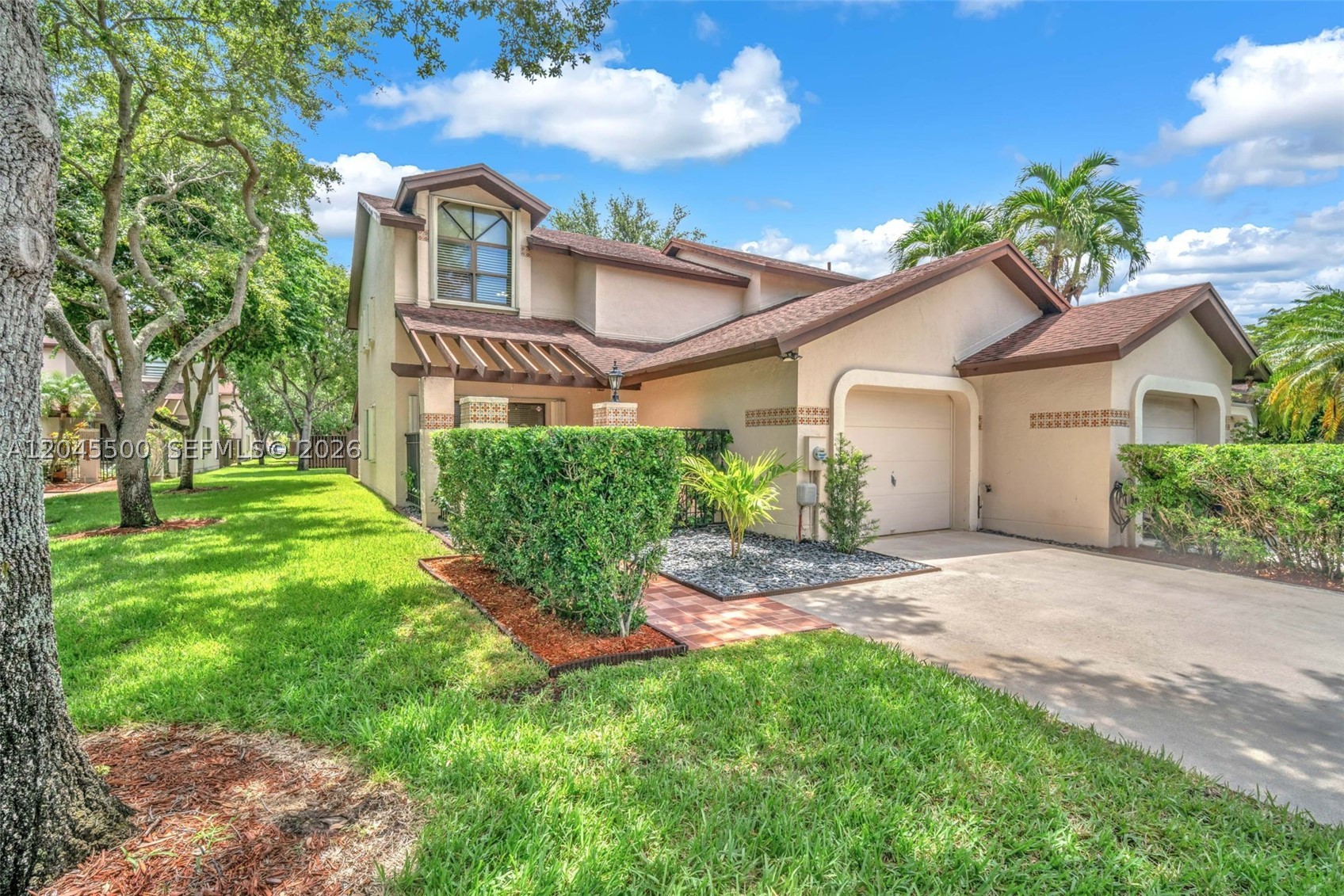 VALENCIA TOWNHOMES - Residential