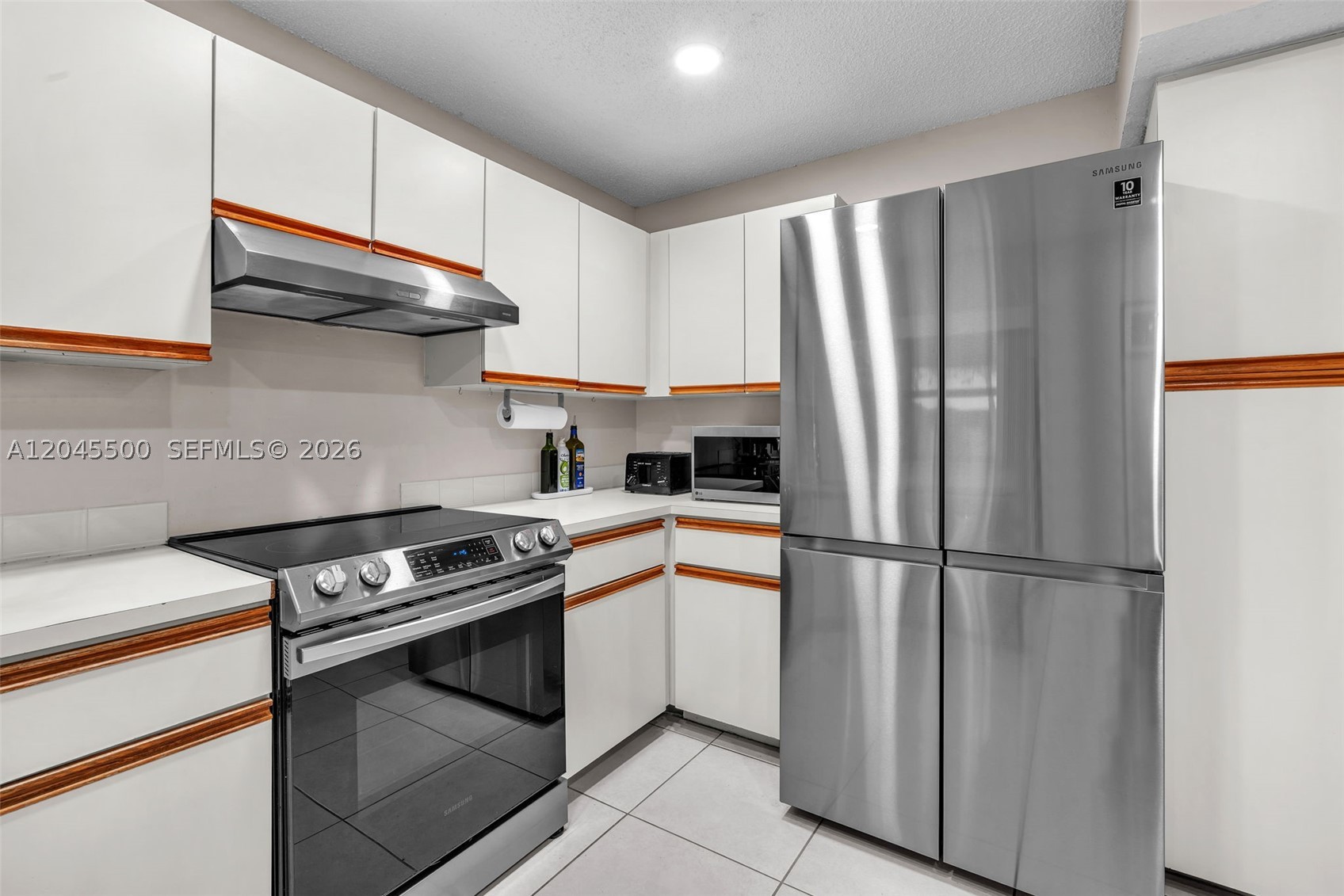 VALENCIA TOWNHOMES - Residential
