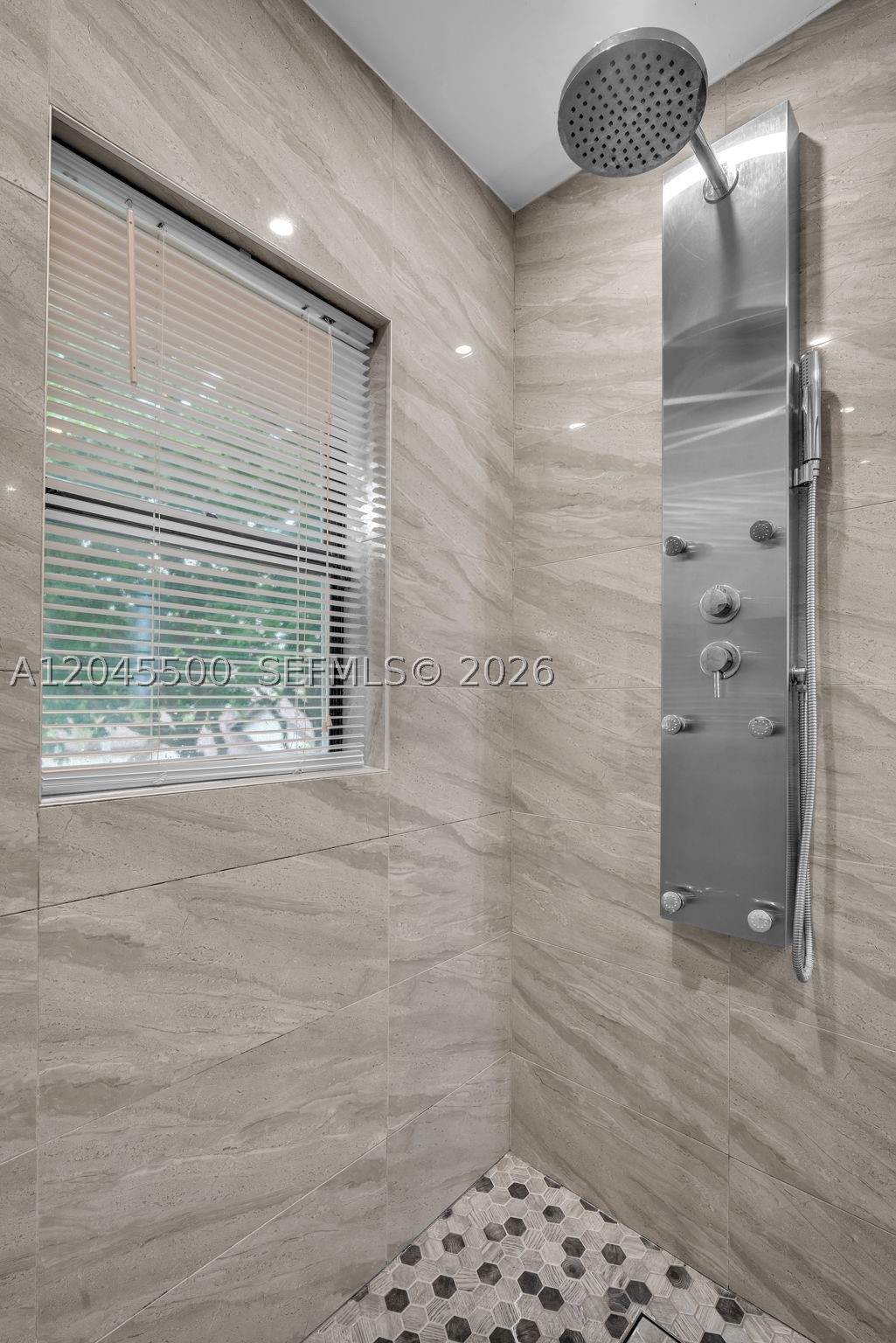 VALENCIA TOWNHOMES - Residential