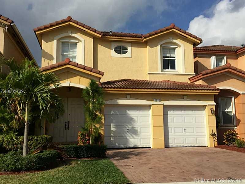Beautiful townhouse in Islands at Doral, wood and tile floors throughout, wood cabinet kitchen with granite countertops.