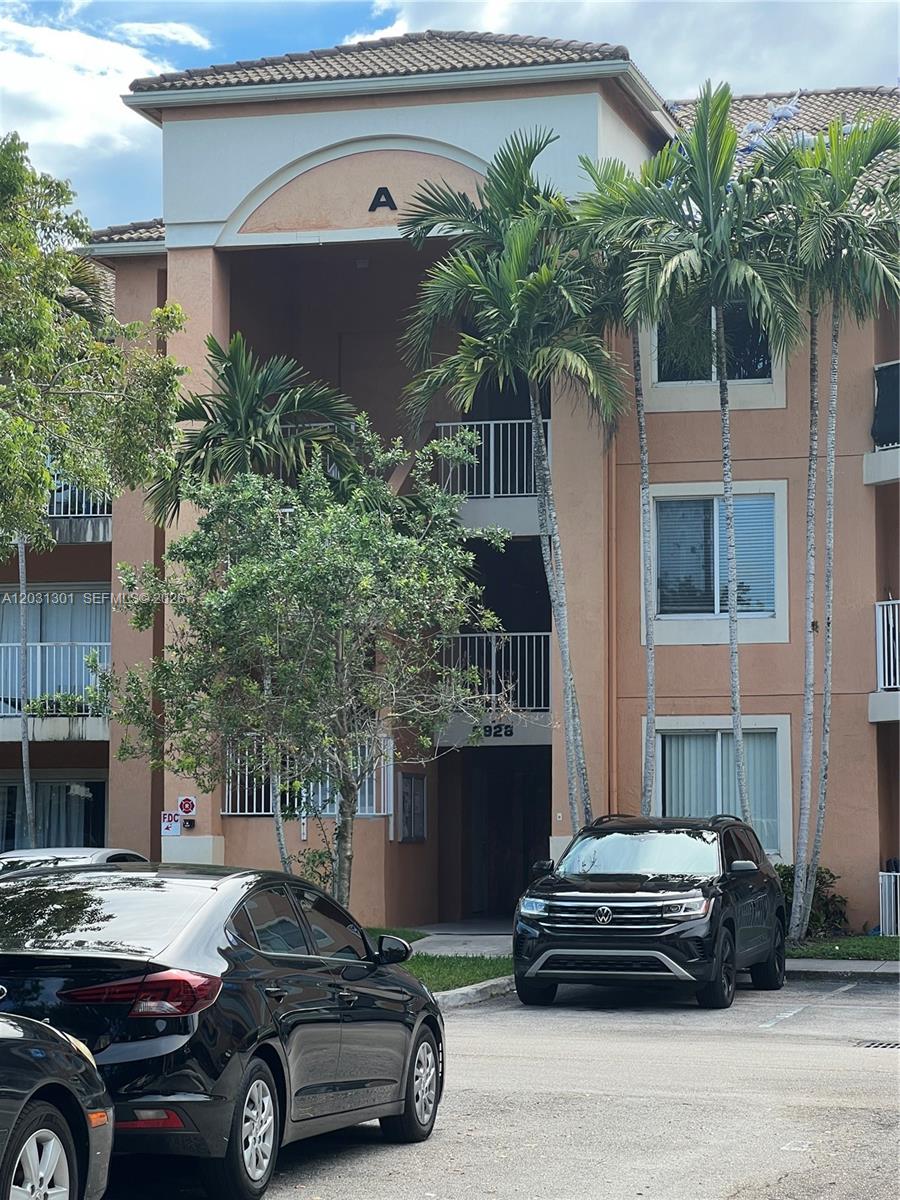 Fantastic 2/2 with smart split floorplan and HUGE, dual primary bedrooms! Super roomy apartment with pretty, large kitchen featuring granite countertops and frigidaire stainless steel appliances. Enjoy the large screened balcony overlooking the pool, the convenience of full-size washer/dryer in the unit, and an amazing location in the heart of the college area in Davie, Florida - Nova, FAU, FIU, Broward College. Perfect for anyone, students, family, roommates, etc.