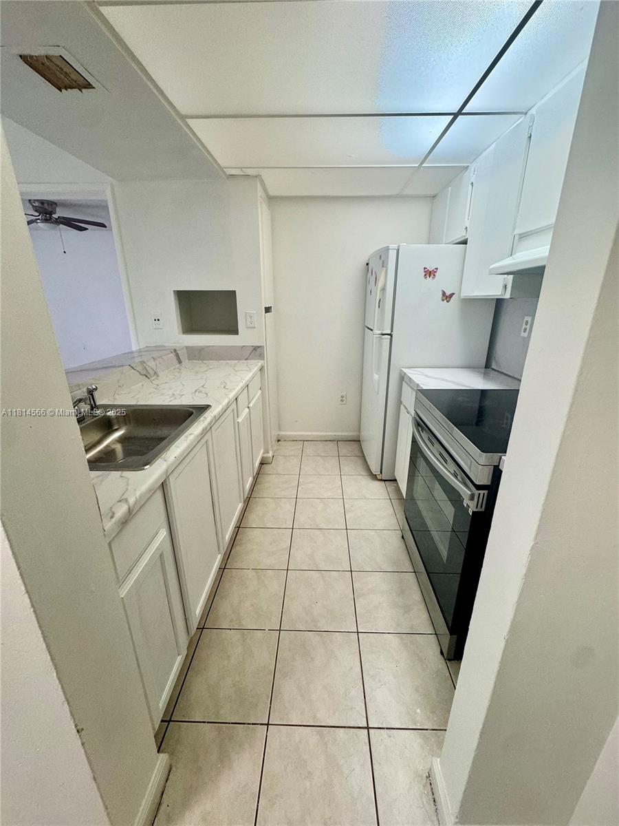 LAS BRISAS@ COUNTRY CLUB - Residential Lease