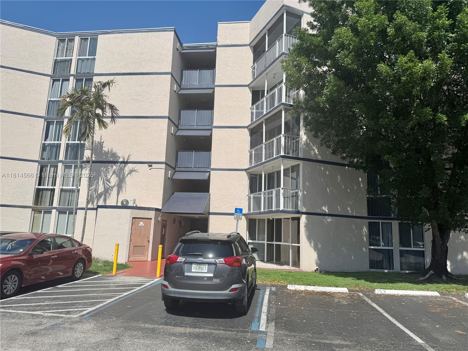 Prime Location near I 75, Palmetto 826. 2-bedroom, 2-bathroom Condo unit on the 4th floor. Community pool for relaxation. Washers and Dryers just in front of the unit, 2 Assigned parking plus Guest lots.