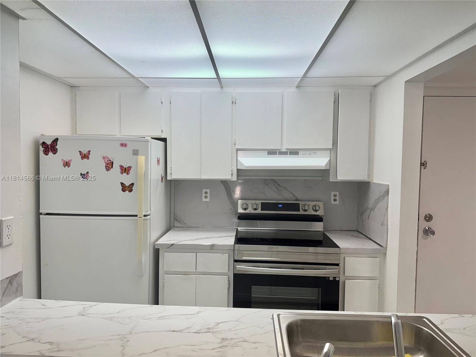 LAS BRISAS@ COUNTRY CLUB - Residential Lease