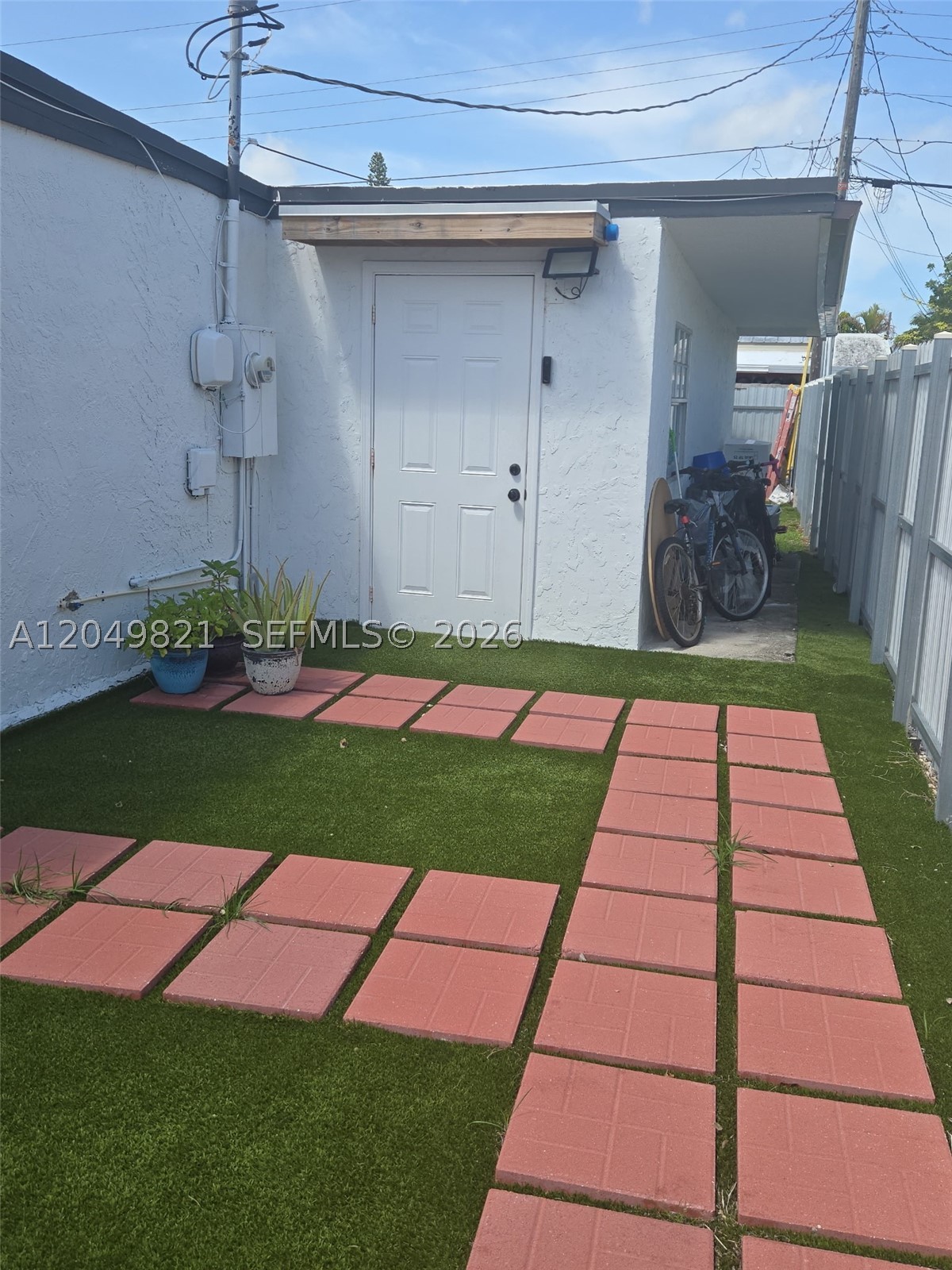 Modern and efficient studio featuring one full bathroom, designated parking, and access to all community amenities. Rent includes electricity and internet for added convenience. This cozy and functional space is ideal for comfortable living. Reach out for more details!
