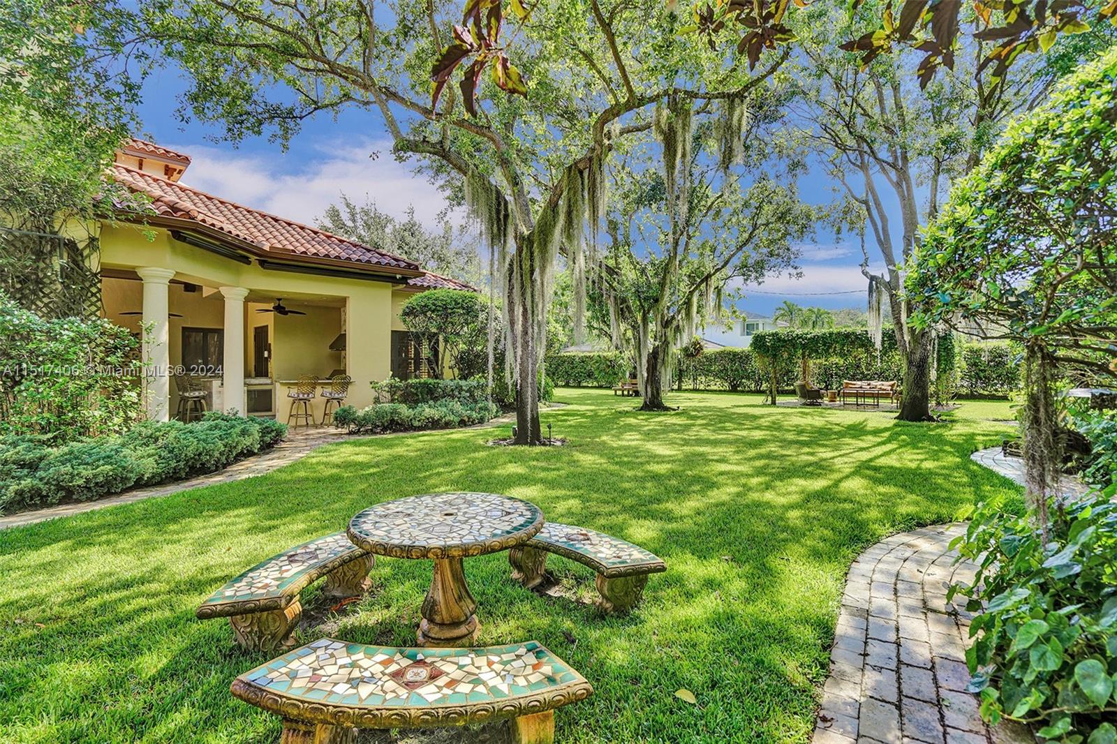 TOWN & RANCH ESTS - Residential