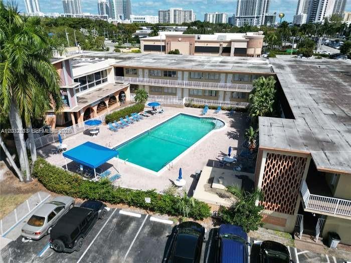 DIPLOMAT GOLF & RACQUET CL - Residential