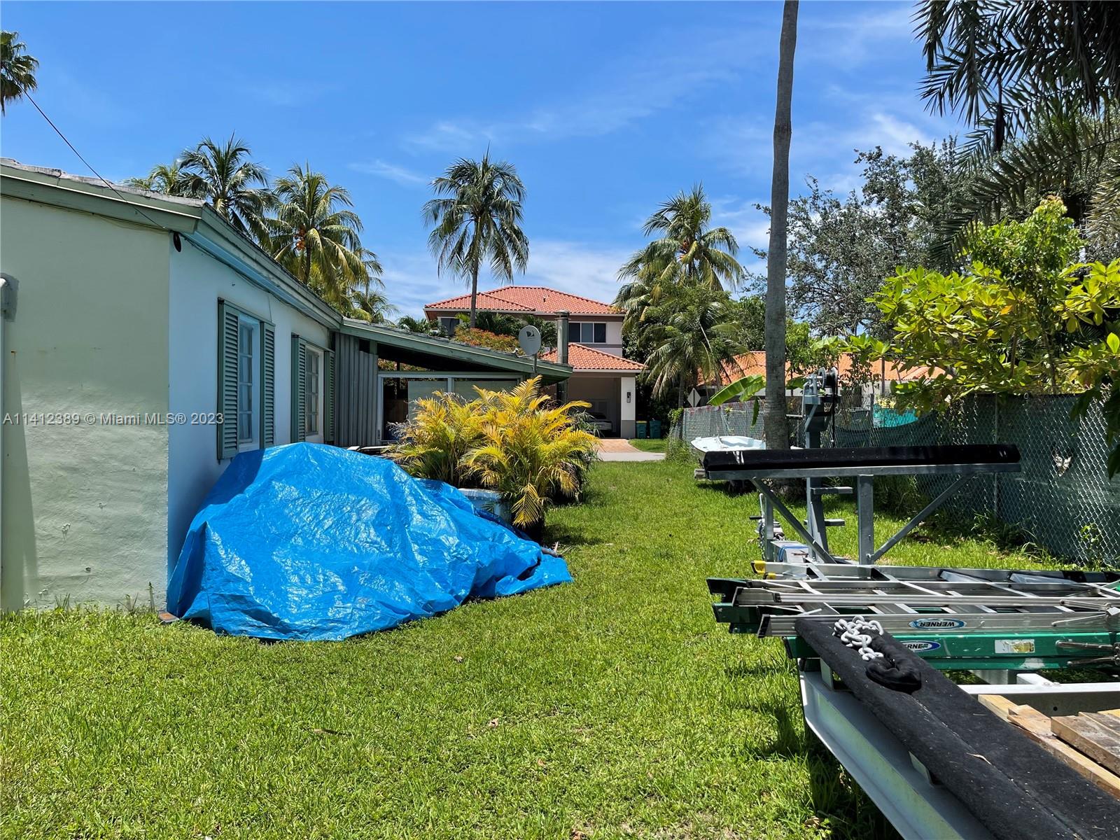 TROPICAL ISLE HOMES - Residential