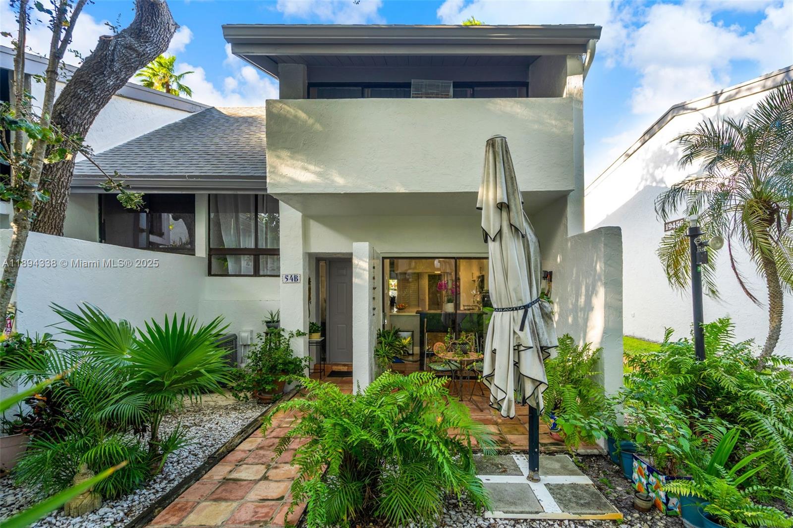 Fully Remodeled Corner Unit in Gated Community – Prime Aventura Location!
Beautifully remodeled 4-bedroom, 2 1/2 bath corner unit located in a secure gated community in the heart of Aventura. This bright and spacious home offers modern finishes throughout and an open-concept layout perfect for comfortable living.
Ideally situated just minutes from Aventura Mall, top-rated schools, fine restaurants, and the beach, this property combines luxury, convenience, and lifestyle in one of Miami’s most desirable areas.
