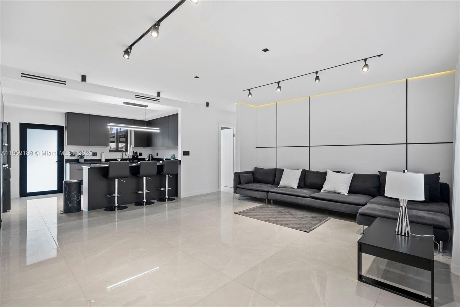 COUNTRY CLUB HOMES - Residential Lease