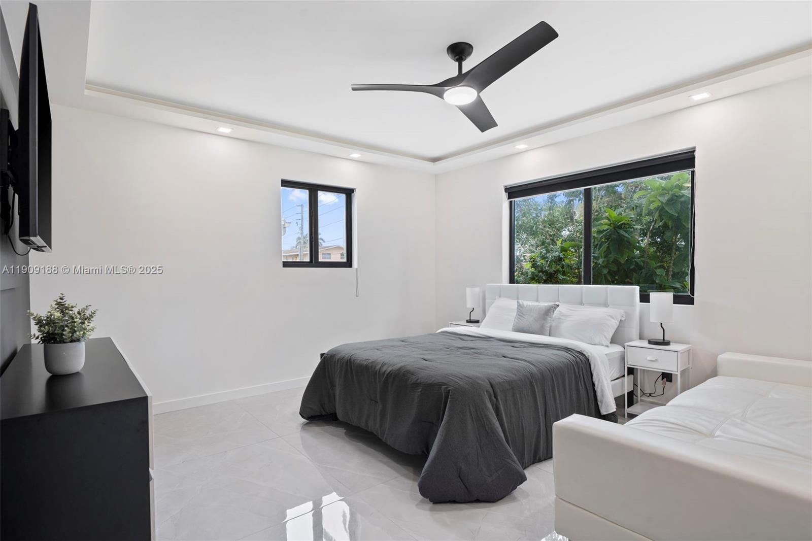 COUNTRY CLUB HOMES - Residential Lease