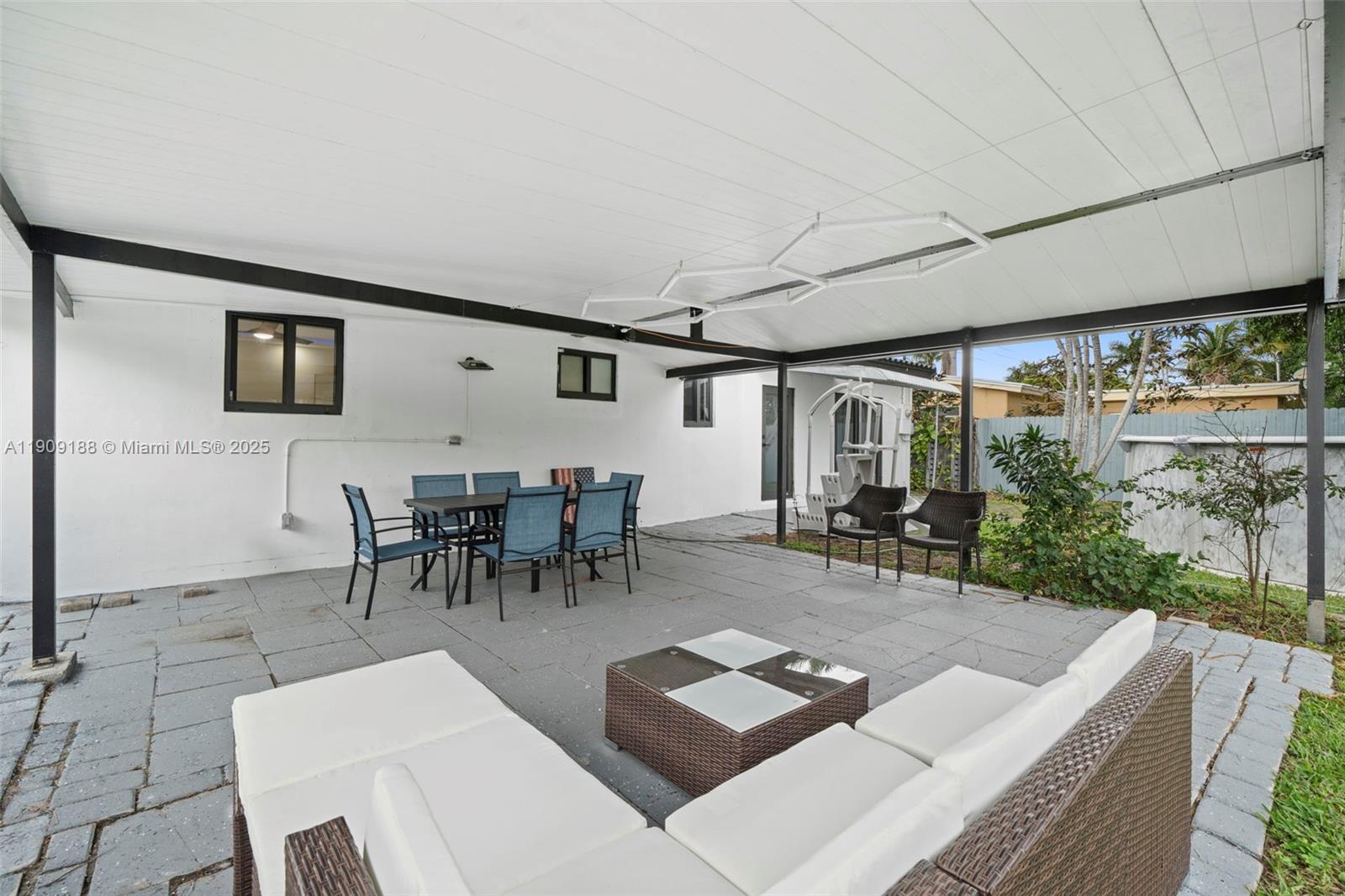 COUNTRY CLUB HOMES - Residential Lease