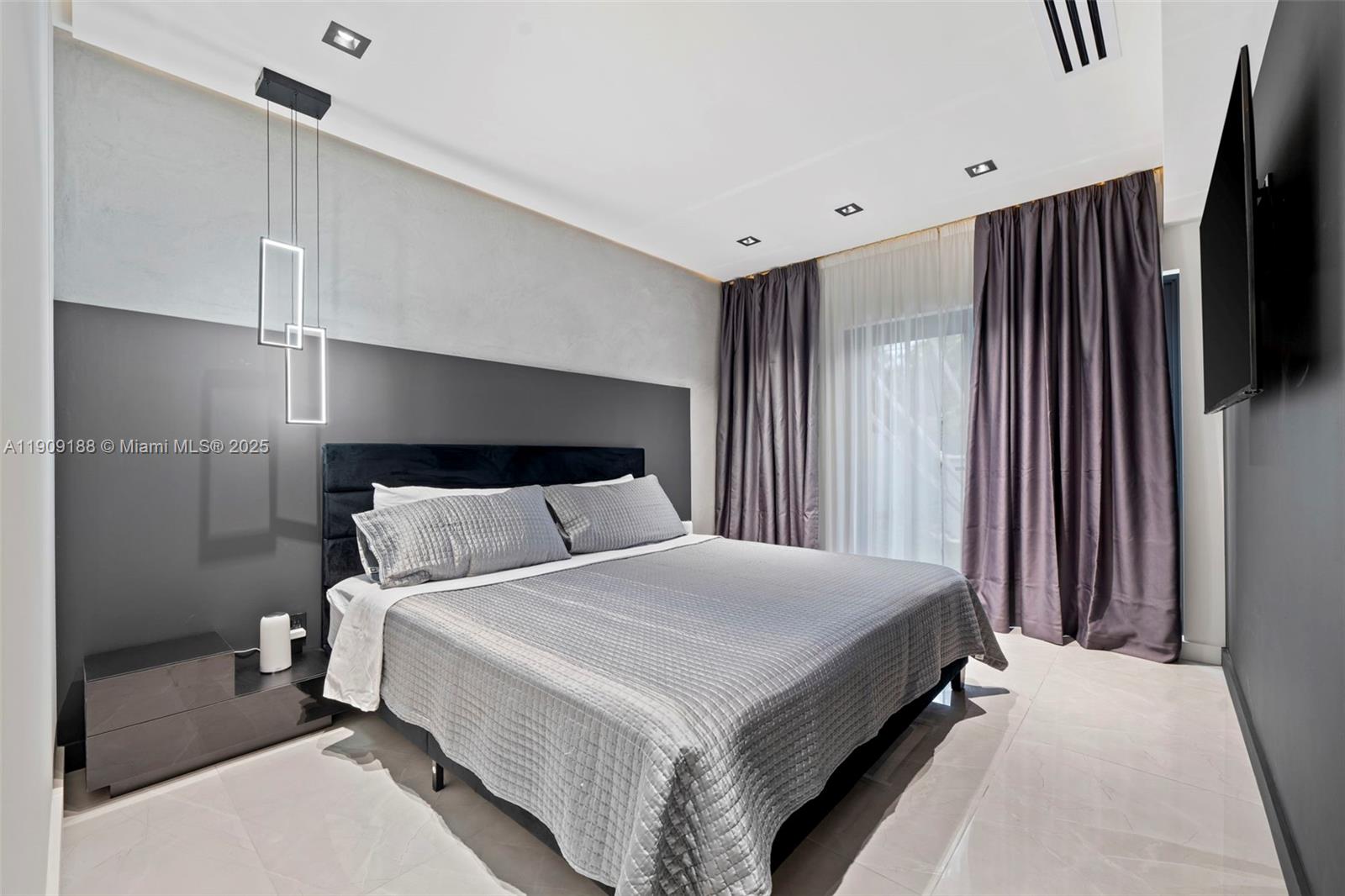 COUNTRY CLUB HOMES - Residential Lease