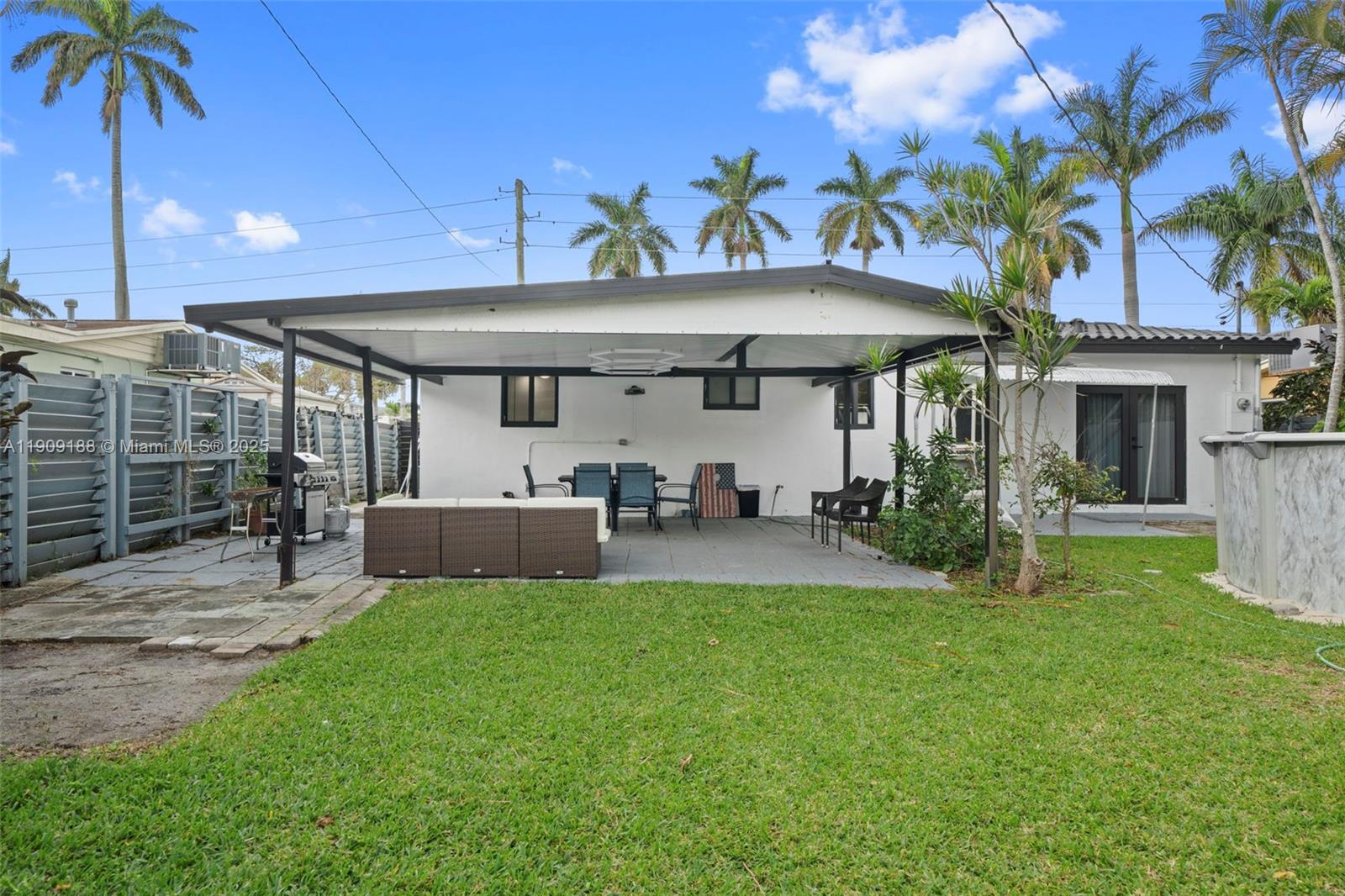 COUNTRY CLUB HOMES - Residential Lease
