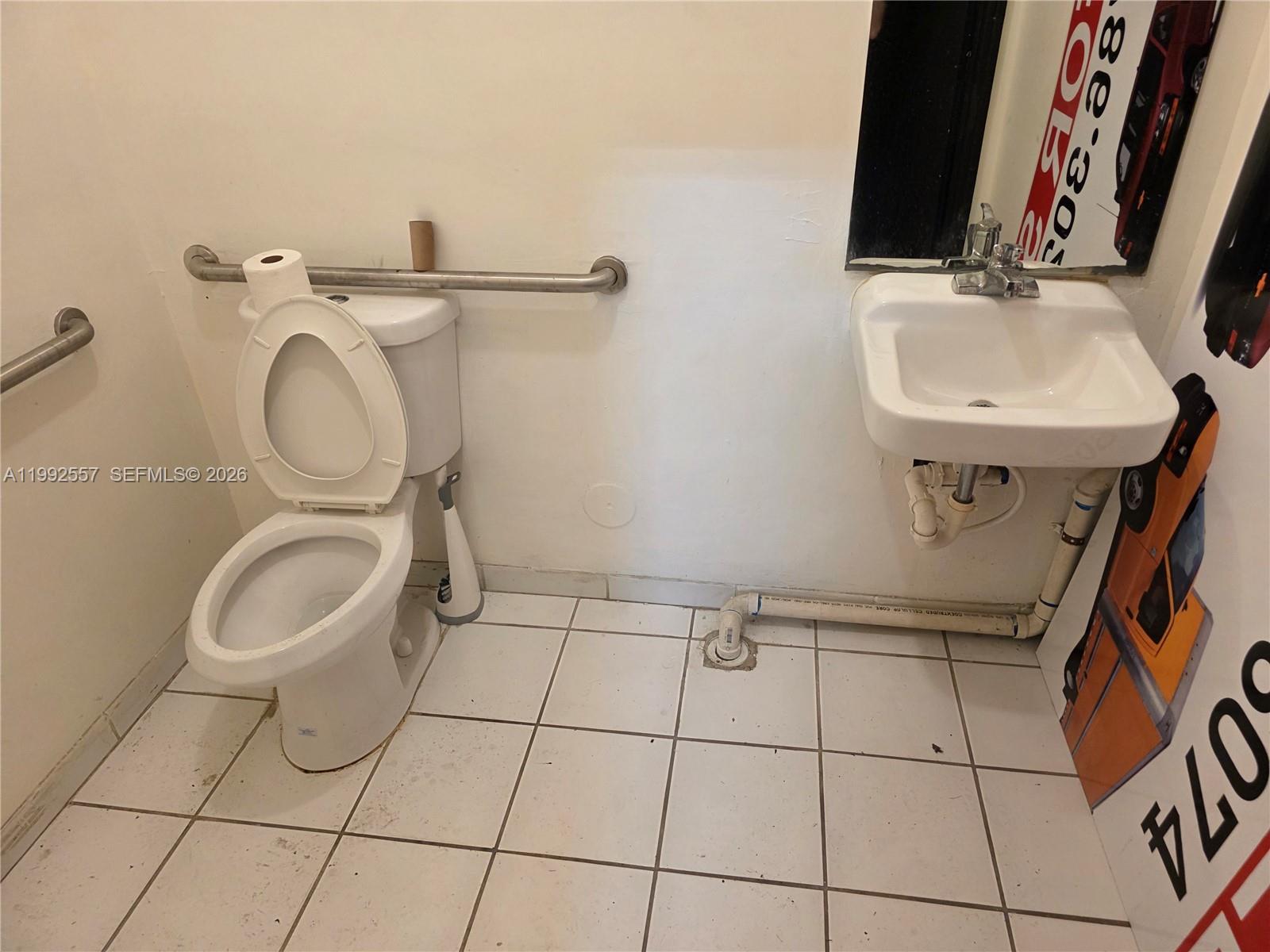 Main image without alt text
