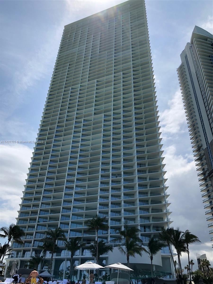 This 5 Bedroom/6.5 Bath+ Family+ Double living+ Informal Dining+ Master Sitting+ Service Quarters South East west corner is one of the largest units in the building encompassing half the floor on the 43rd floor, Designer ready, Never lived in blank canvas to build your own home in the sky.
Square footage from Developer Floor plans Interior 4,897 SQ.FT. 455 SQ. M 
Outdoor 'living Area 1454 SQ.FT.135 SQ.M this is not to be relied upon and measurements should be made by perspective buyers should do their due diligence on actual measurements as they differ on tax roll.