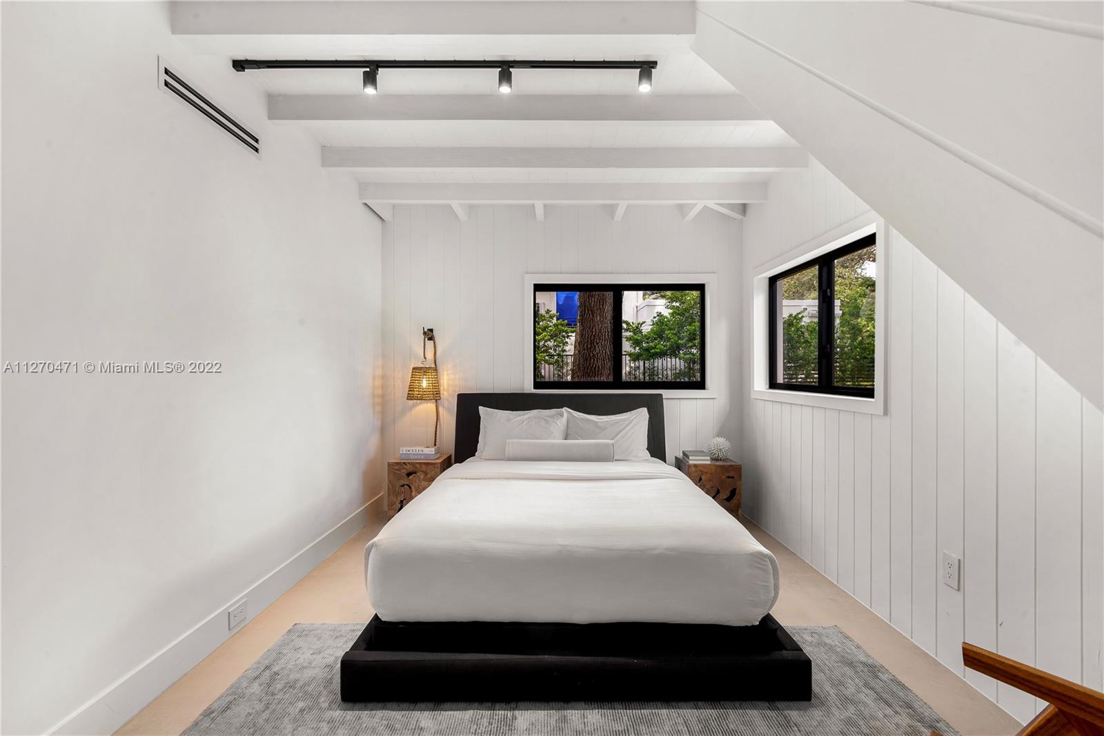 COCONUT GROVE MANOR - Residential