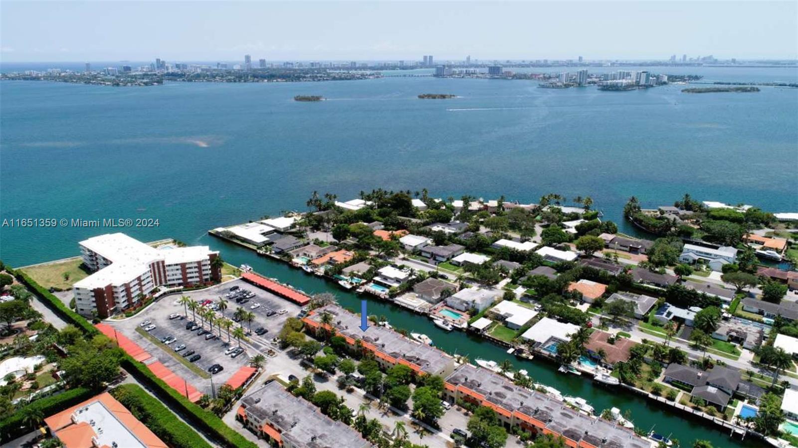Fabulous villa on the water with possibility of docking your boat in your backyard (dockage for rent on first come, first serve from association). Located on a quiet street within walking distance to Aldi supermarket, Miami Shores country club golf, restaurants and shopping. 10 minute drive to the beach and I-95. Community has a clubhouse, pool and tennis court. 2 pets allowed :) :) 2 assigned parking spaces, lots of closets, full size washer and dryer inside unit. The canal has no fixed bridges and has ocean access