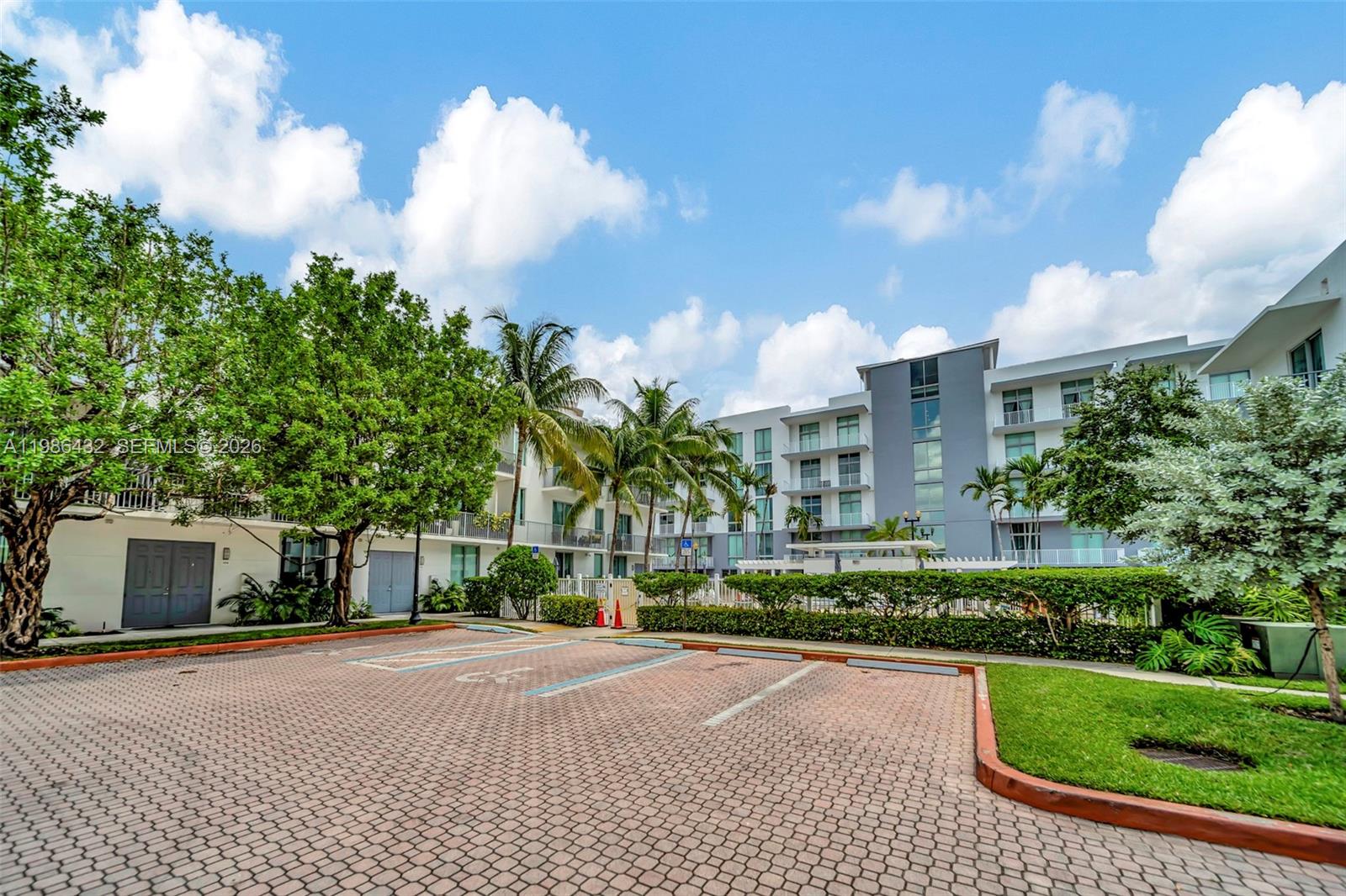 LOFTS AT HOLLYWOOD STATIO - Residential