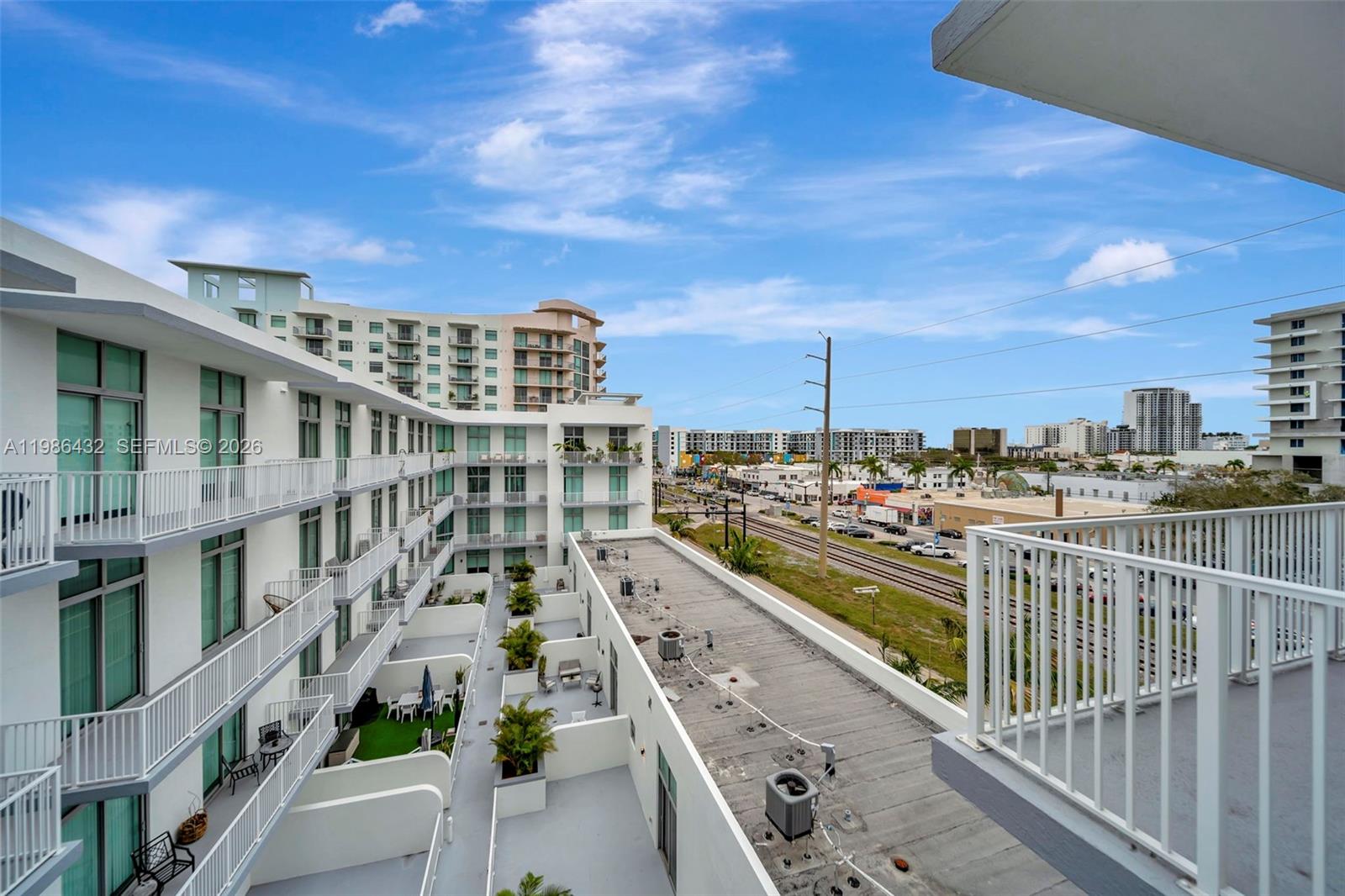 LOFTS AT HOLLYWOOD STATIO - Residential