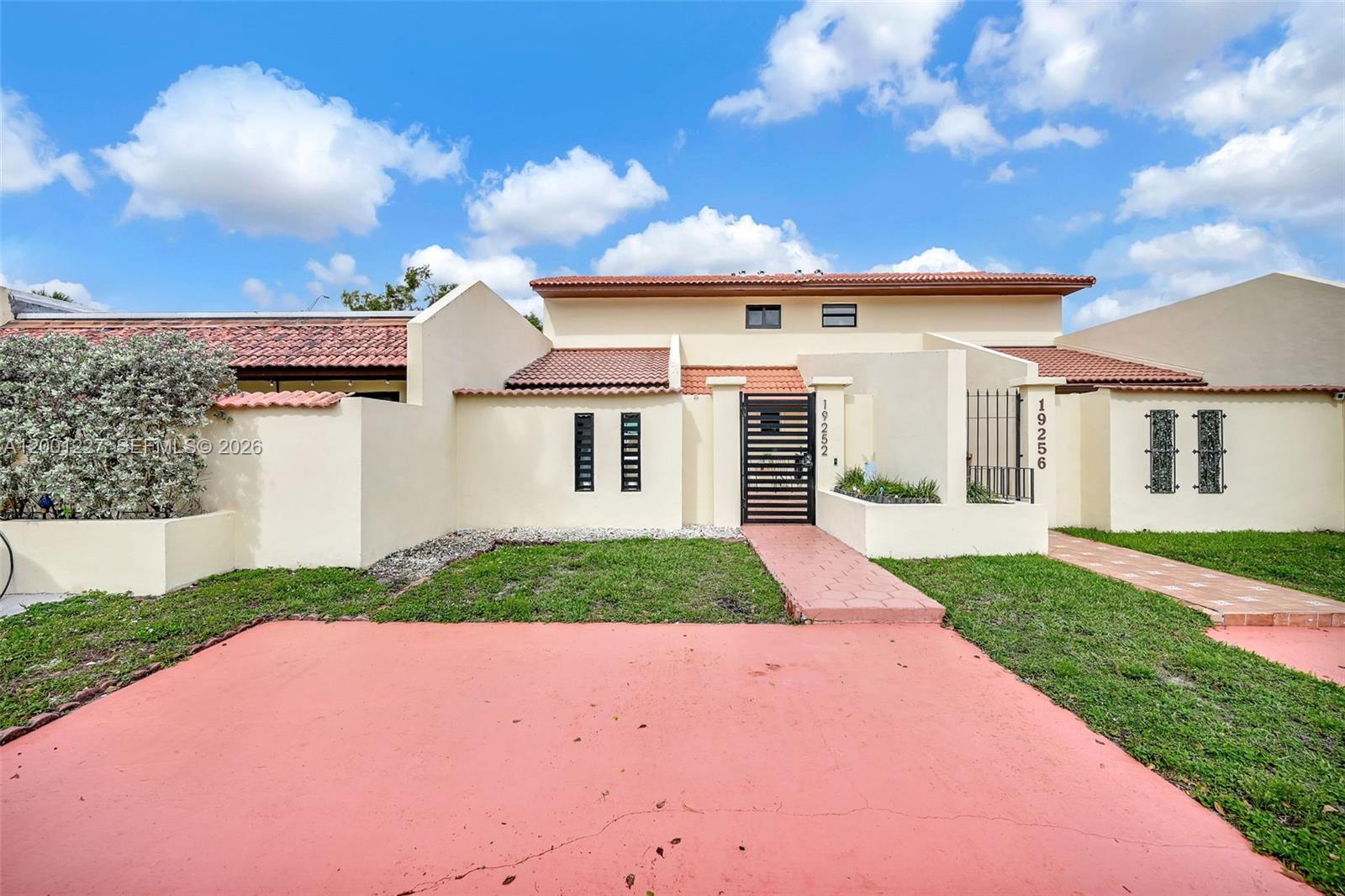 TOWNHOMES OF COUNTRY LAKE - Residential