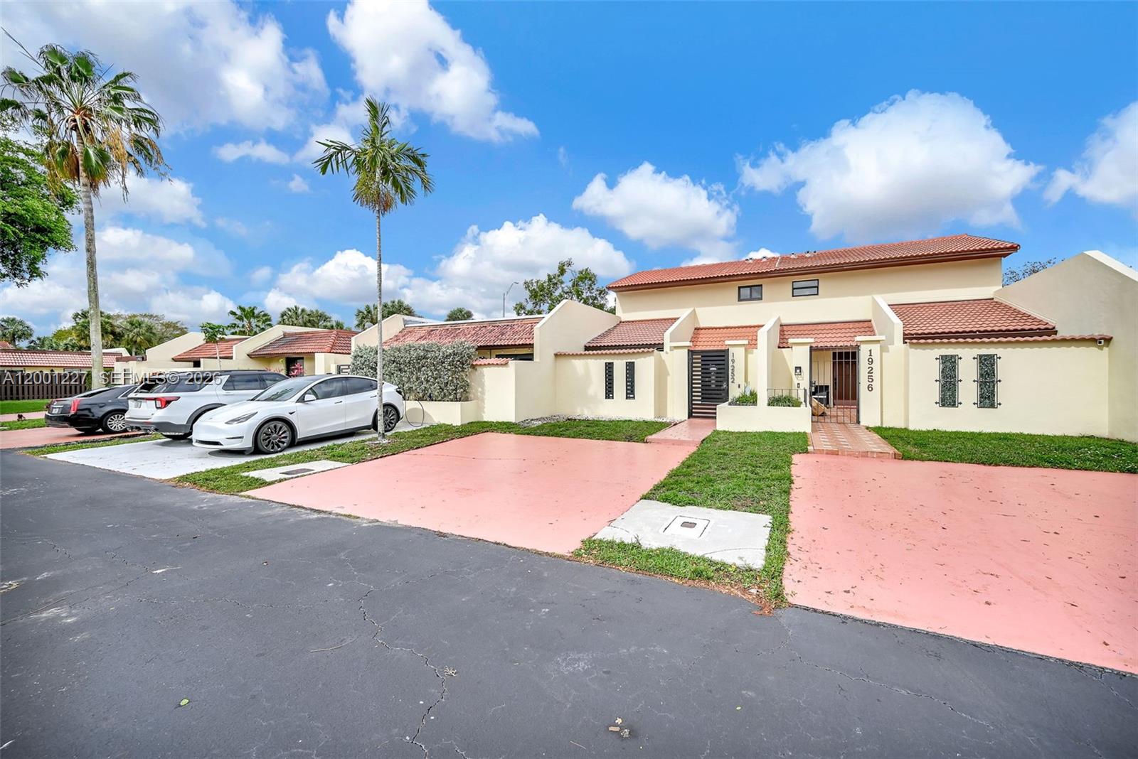 TOWNHOMES OF COUNTRY LAKE - Residential