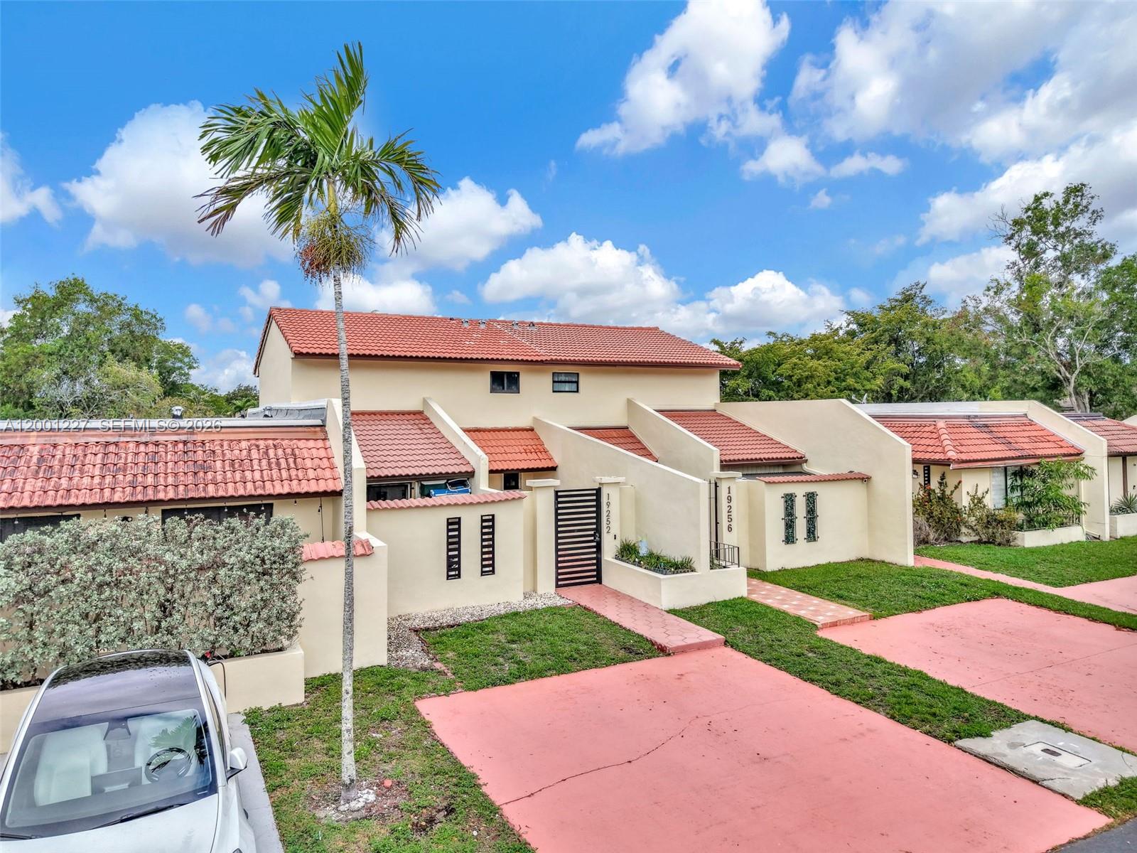 TOWNHOMES OF COUNTRY LAKE - Residential