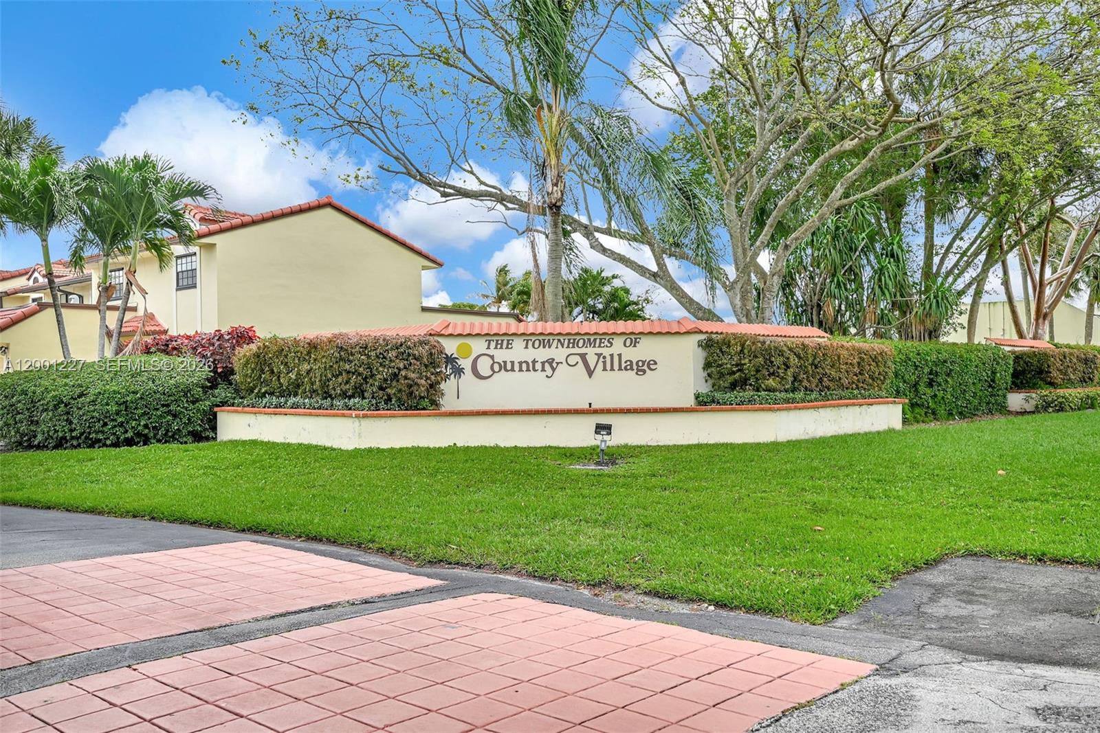 TOWNHOMES OF COUNTRY LAKE - Residential