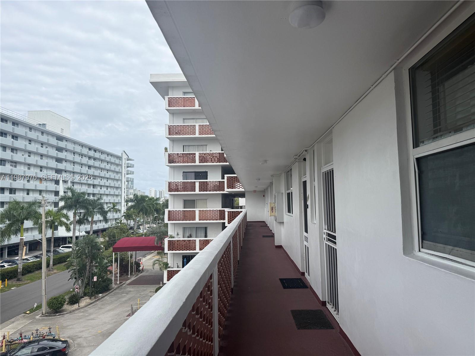 EASTERN SHORES WHITE HOUS - Residential