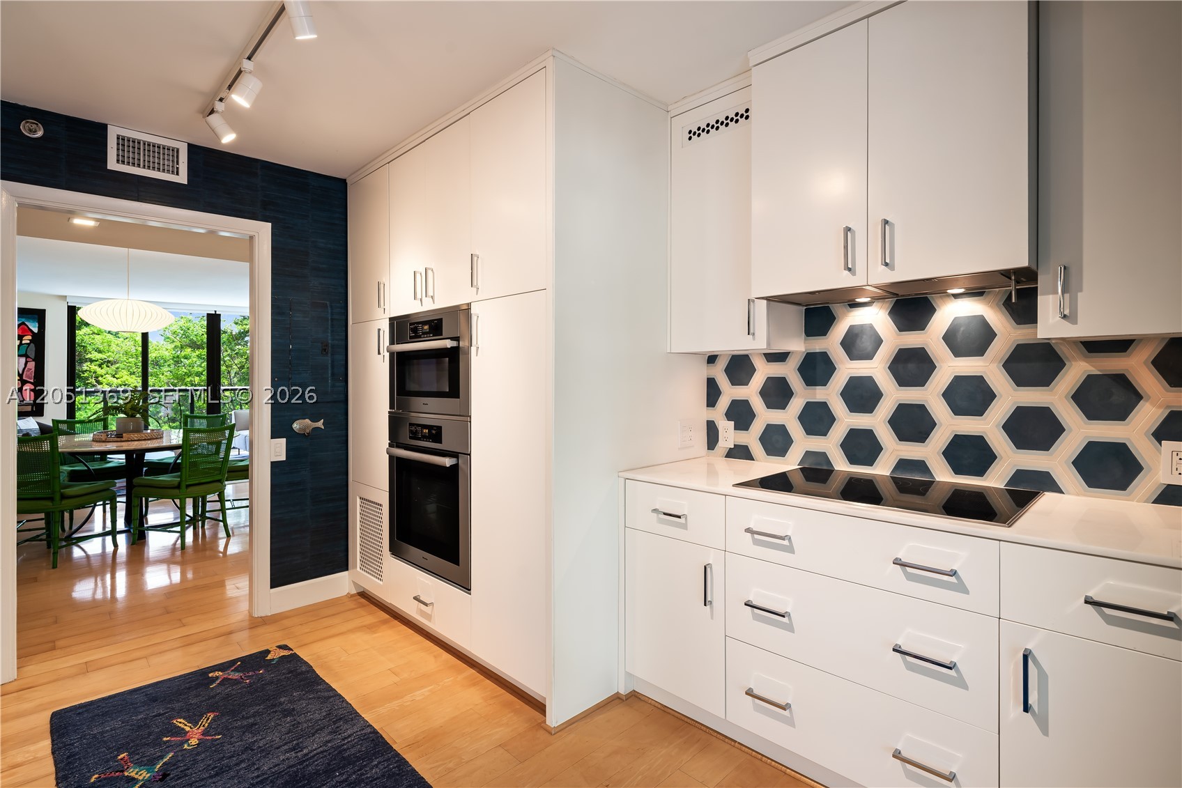 THE COCONUT GROVE BAYSHORE - Residential