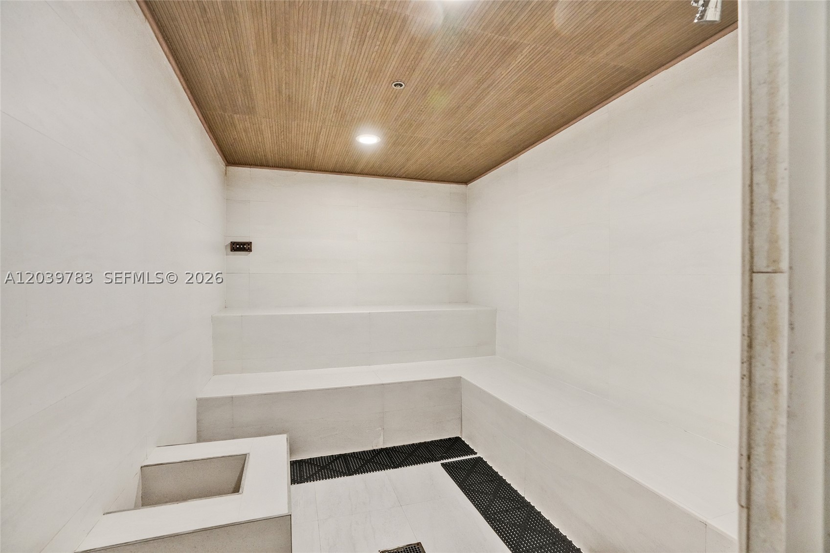 MAJESTIC TOWER - Residential