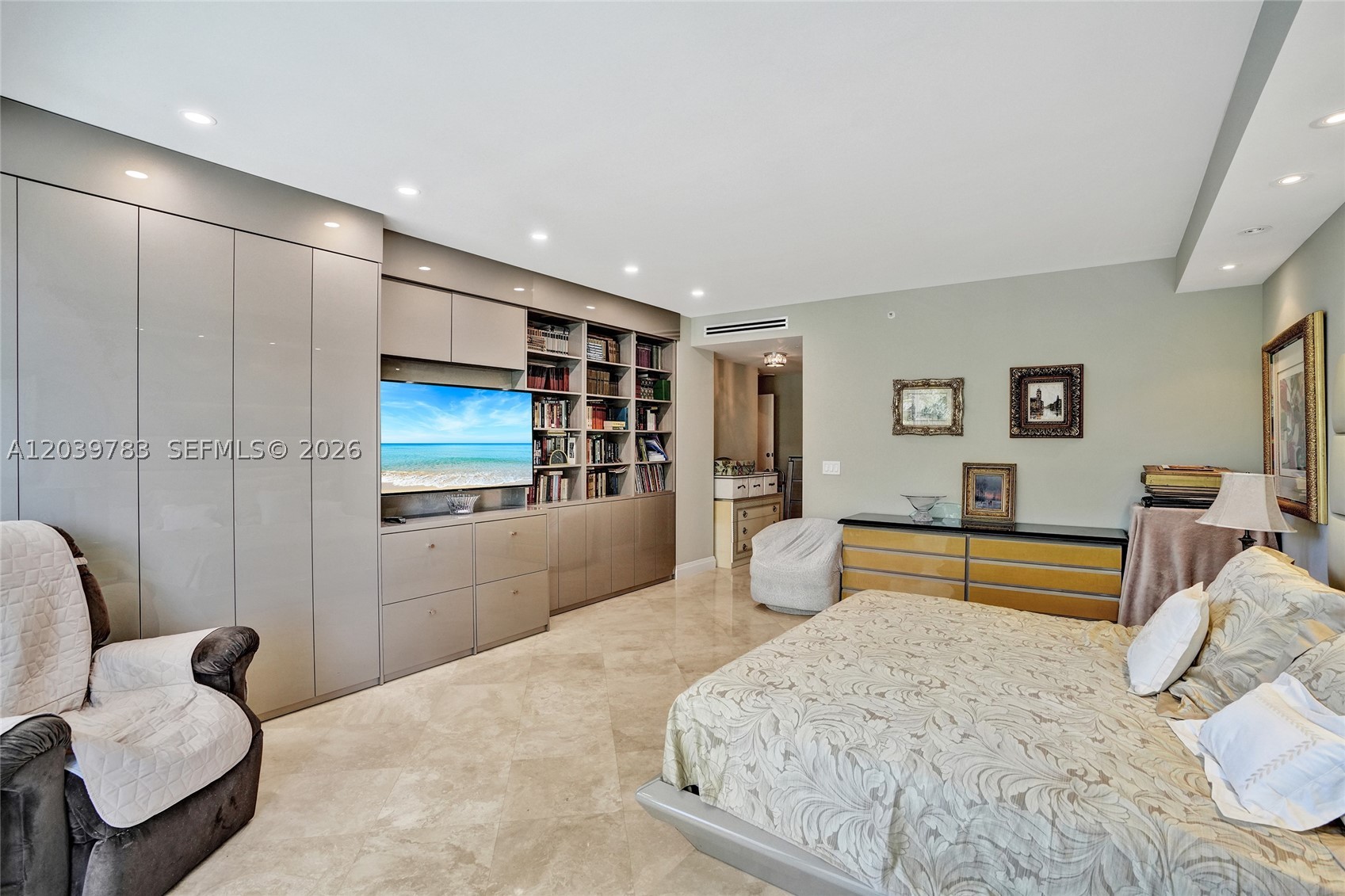 MAJESTIC TOWER - Residential