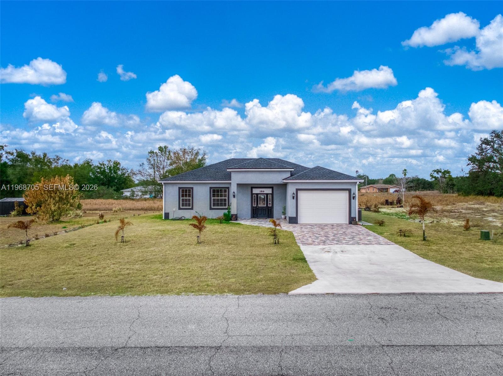 1011.000 - AVON PARK LAKES - Residential