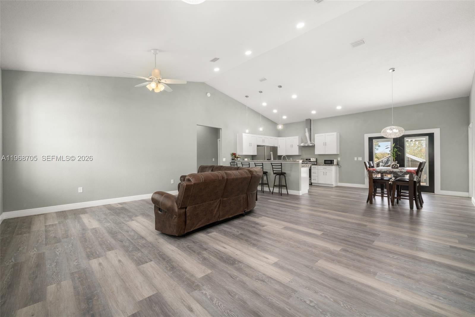 1011.000 - AVON PARK LAKES - Residential