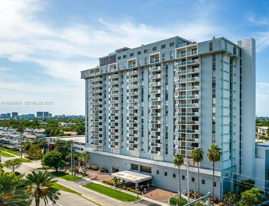 Fantastic opportunity to own a recently remodeled 2/2 with a spacious floor plan. Open kitchen with stainless steel appliances, 24-hour security, card laundry, pool, and 1 assigned covered parking space. Prime location near FIU, I95, Aventura Mall, Barry University, and walking distance to Publix and Navarro. The unit features a beautiful master bathroom with oversized walking closet, split bedrooms, and a balcony with city views. Sailboat Cay Condo offers water views, laminated and tile floors, balcony, separate storage, covered parking. Central AC, 24-hour security, covered/gated/assigned parking, large pool, and barbecue area. Conveniently located near universities, parks. Move-in ready. Don't miss out on this spacious unit with excellent skyline views and an ideal location!