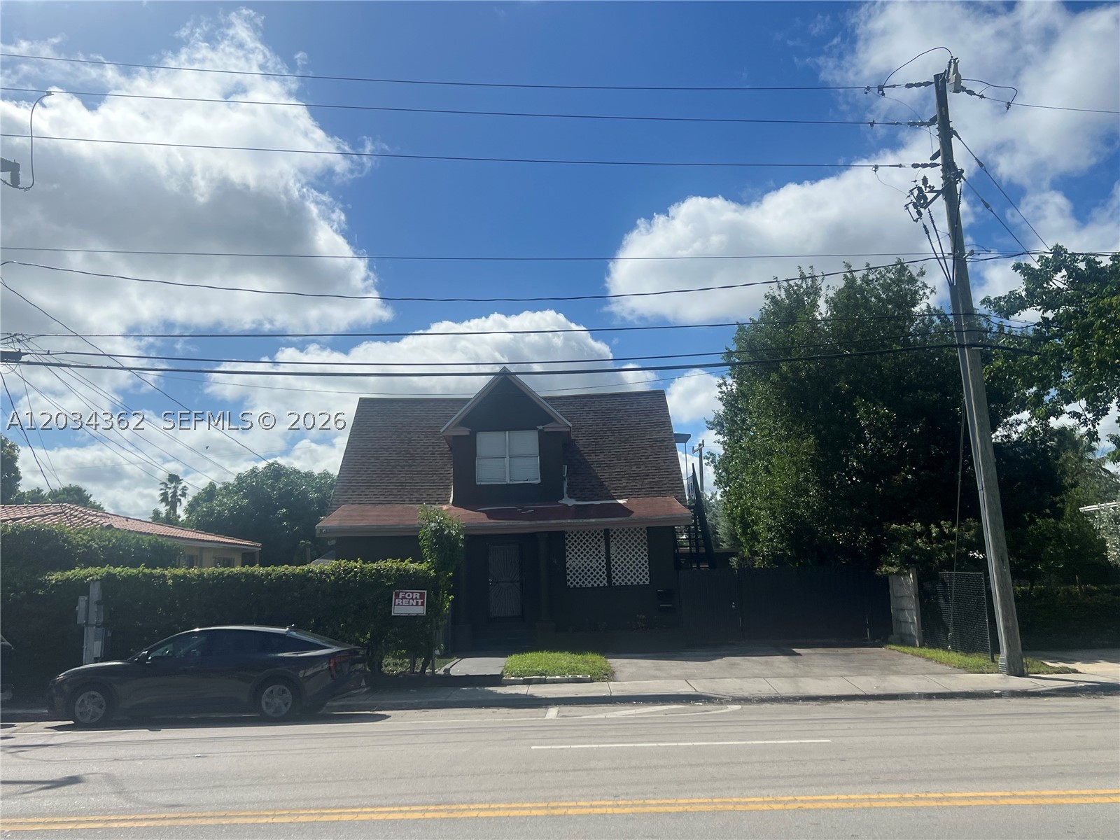 Seller will not accept financing. Cash offers   Zoned T4-R
Located a few steps from the famous 8th Street (SW 8 Street). This exceptional multi-family property offers a rare opportunity to own a piece of Miami from its current 7 units to another 6-9 units, making it an ideal investment for developers, visionaries or anyone looking for stable rental income in one of the fastest growing areas of Miami with access to all types of transformation, very close to the medical areas of Miami, Downtown, Brickell, Key Biscayne, Coconut Grove, Coral Gables, Design District, Miami Beach... Ideal location. Please DO NOT DISTURB THE OCCUPANTS. Showing by appointment only. Please send an email.