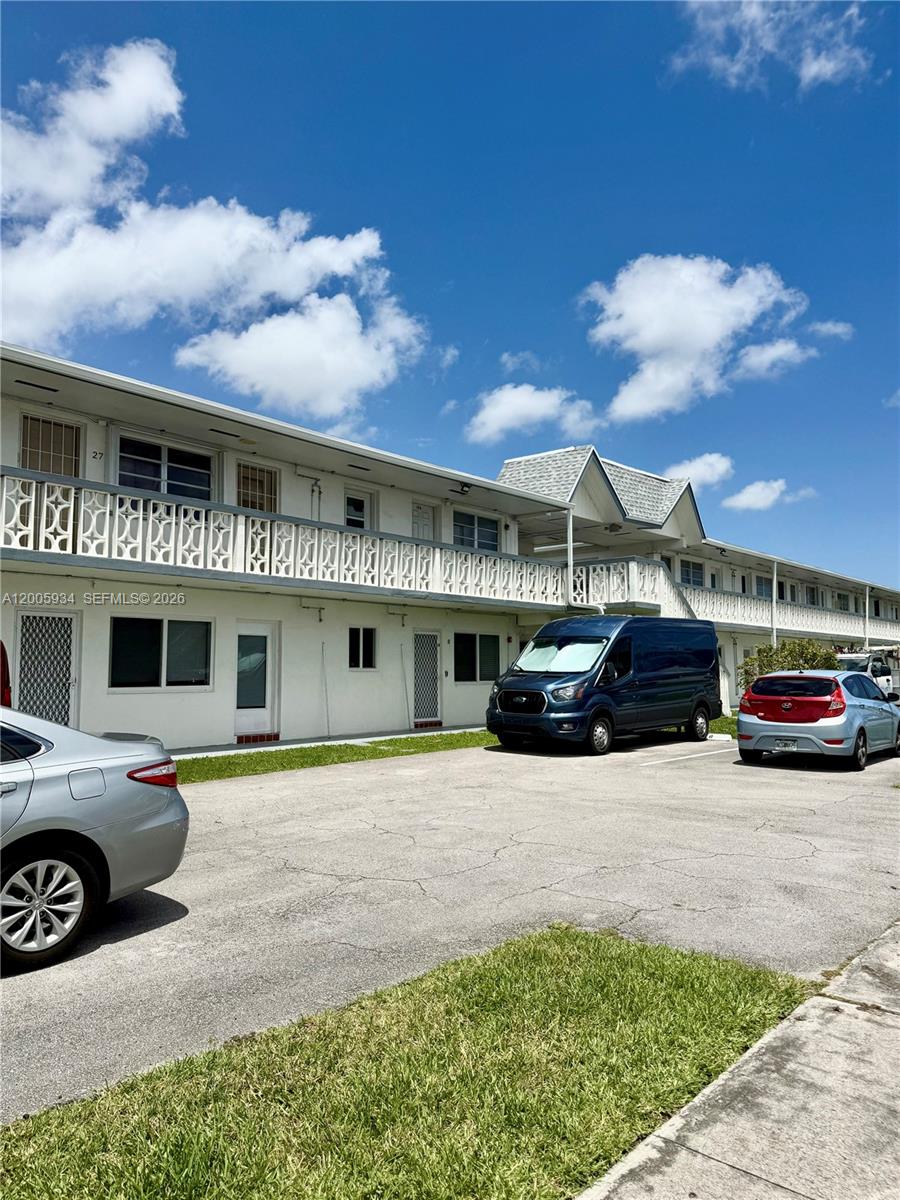 RO-MONT GARDENS. 1 BD / 1 BTH WITH BALCONY - GREAT COMMUNITY WITH AMENITIES. WATER FRONT UNIT. SPACIOUS ALL TILE. READY TO MOVE IN. WASHER IN UNIT. CLEAN CLEAN. EASY TO SHOW.