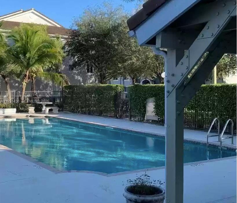 VISTA TRACE CONDO - Residential