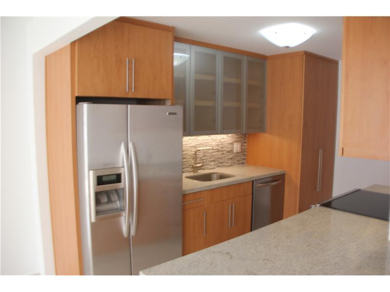 STUNNING completely REMODELED  w/EXQUISITE taste, unit! FANTASTIC VIEWS of BAY & DOWNTOWN Miami!! CERAMIC floors w/baseboards! Kitchen w/MARBLE countertops & STAINLESS STEEL appliances! CAPTIVATING! instantly APPEALING!  Just LOVELY! A PERFECT 10!!!!
