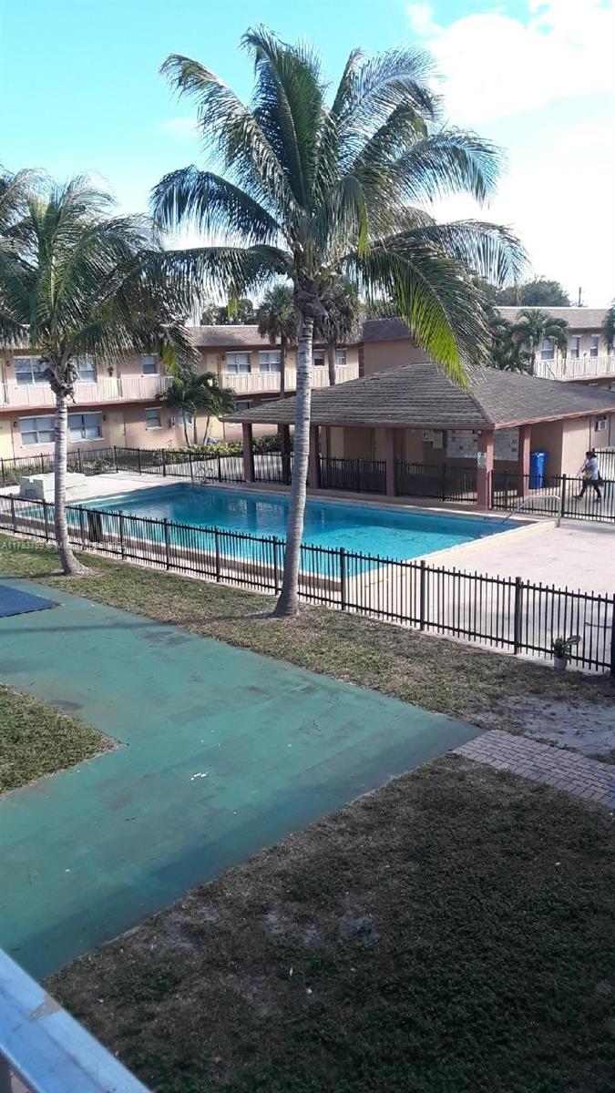 COURTS AT OAKLAND PARK - Residential Lease