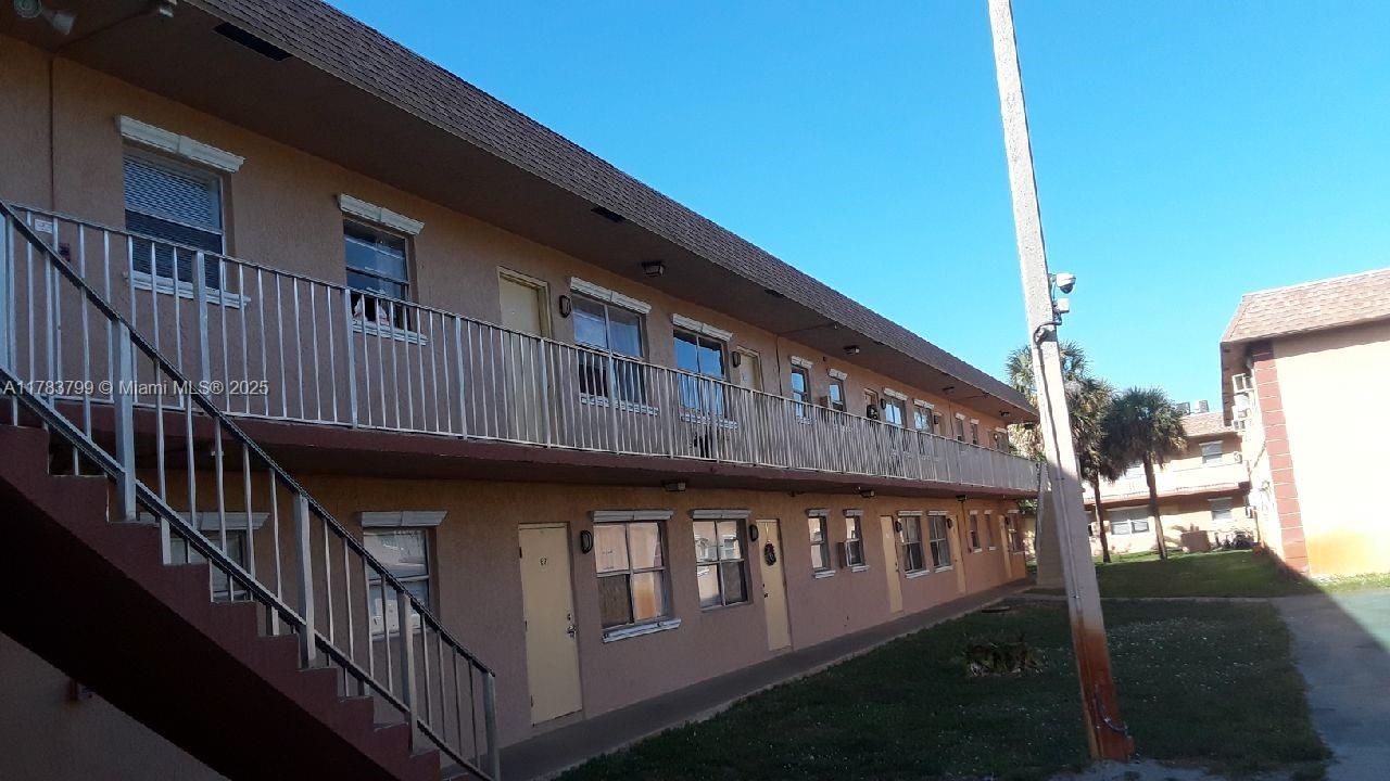COURTS AT OAKLAND PARK - Residential Lease