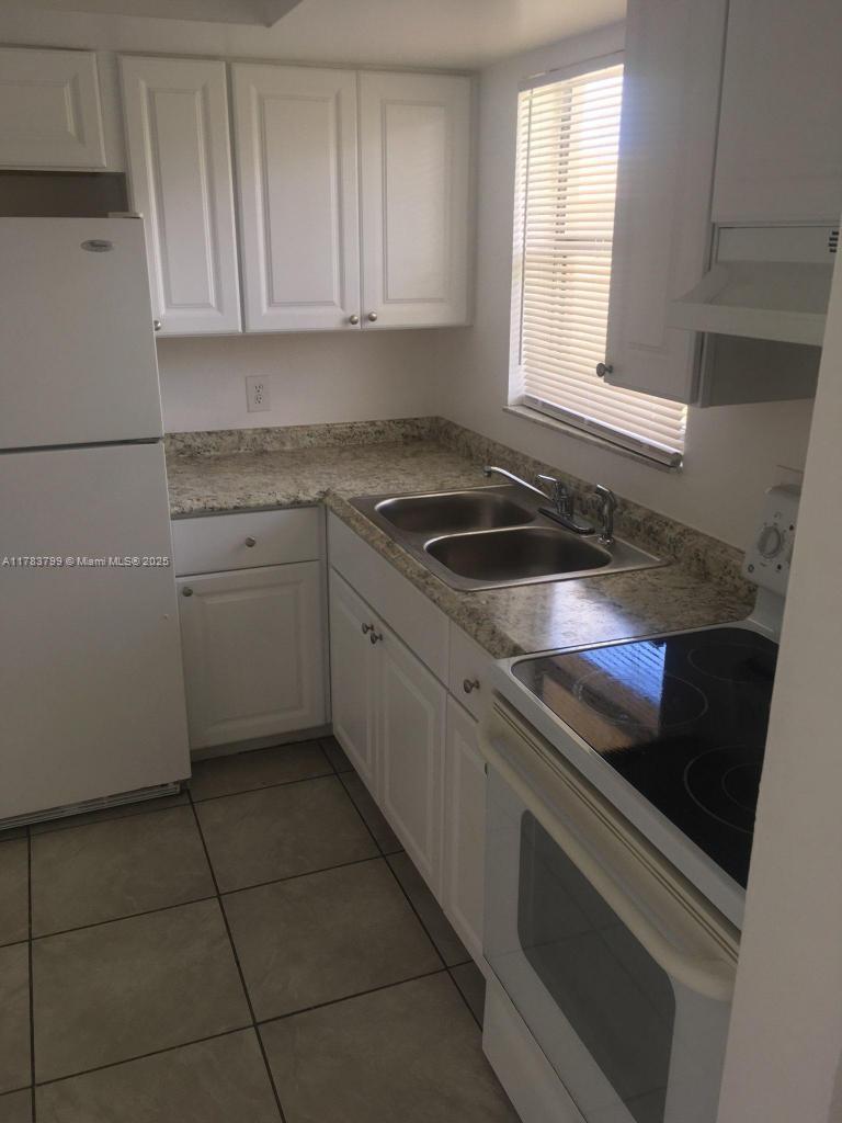 COURTS AT OAKLAND PARK - Residential Lease