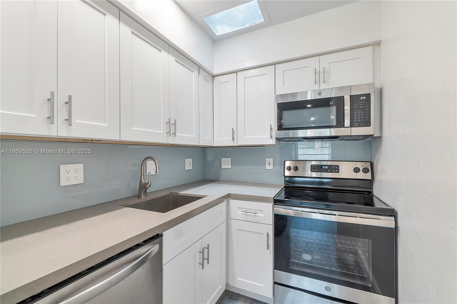 Recently remodeled, take a look a this modern 1 Bed / 1 Bath unit at Orangebrook Villas in Hollywood. Steps away from Hollywood Blvd and I 95, great for a quick commute. Laminate style wood flooring, remodeled kitchen, stainless steel appliances, gorgeous remodeled bathroom with porcelain tile. Quick application process. Close to shopping and great restaurants. Applicants must have a credit score of 700+. No pets per association. Perfect for investors, leased at $1500 per month, lease ends Jan 2027.  Call today, don't miss this one!