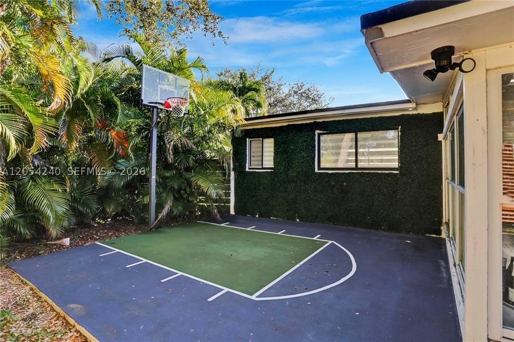 HOLLYWOOD HILLS - Residential