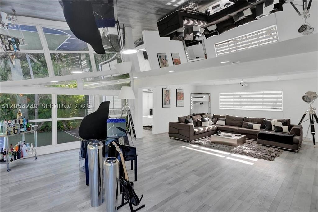 HOLLYWOOD HILLS - Residential