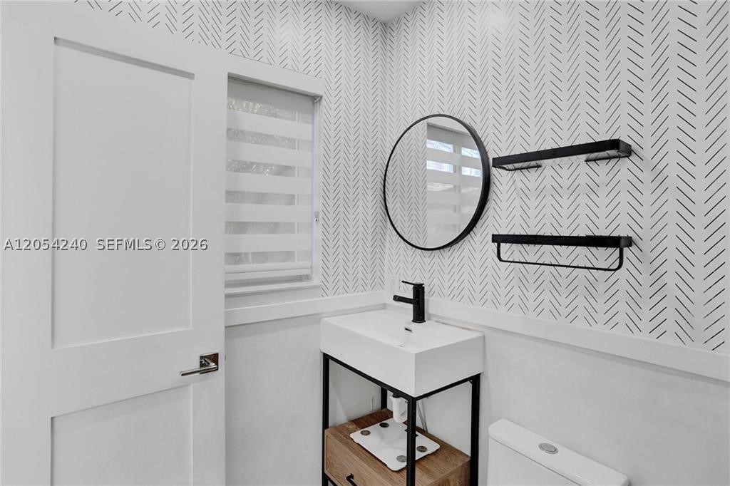 HOLLYWOOD HILLS - Residential